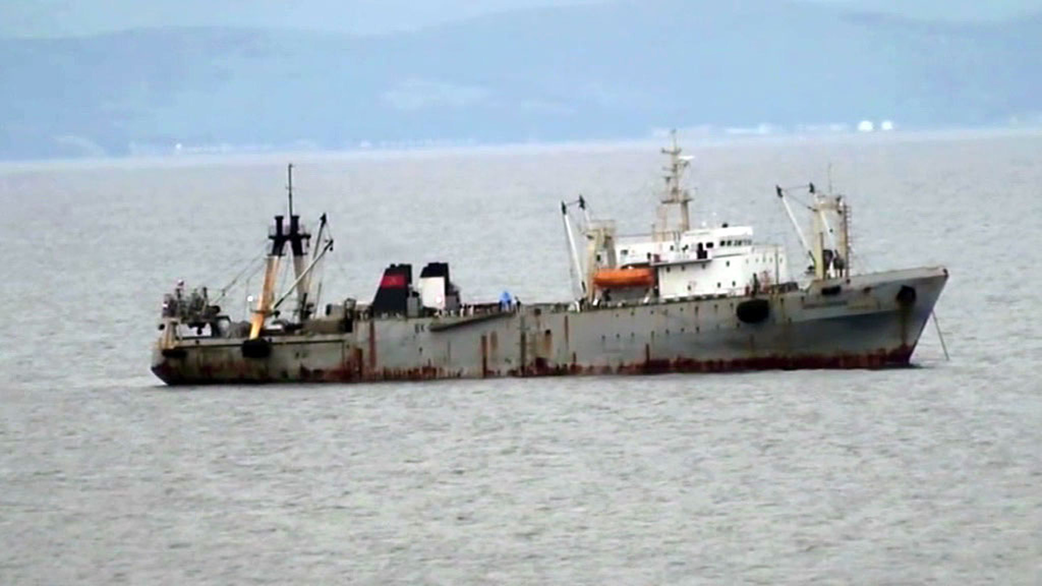 С аварийного траулера "Новоульяновск" сняли двух пострадавших
