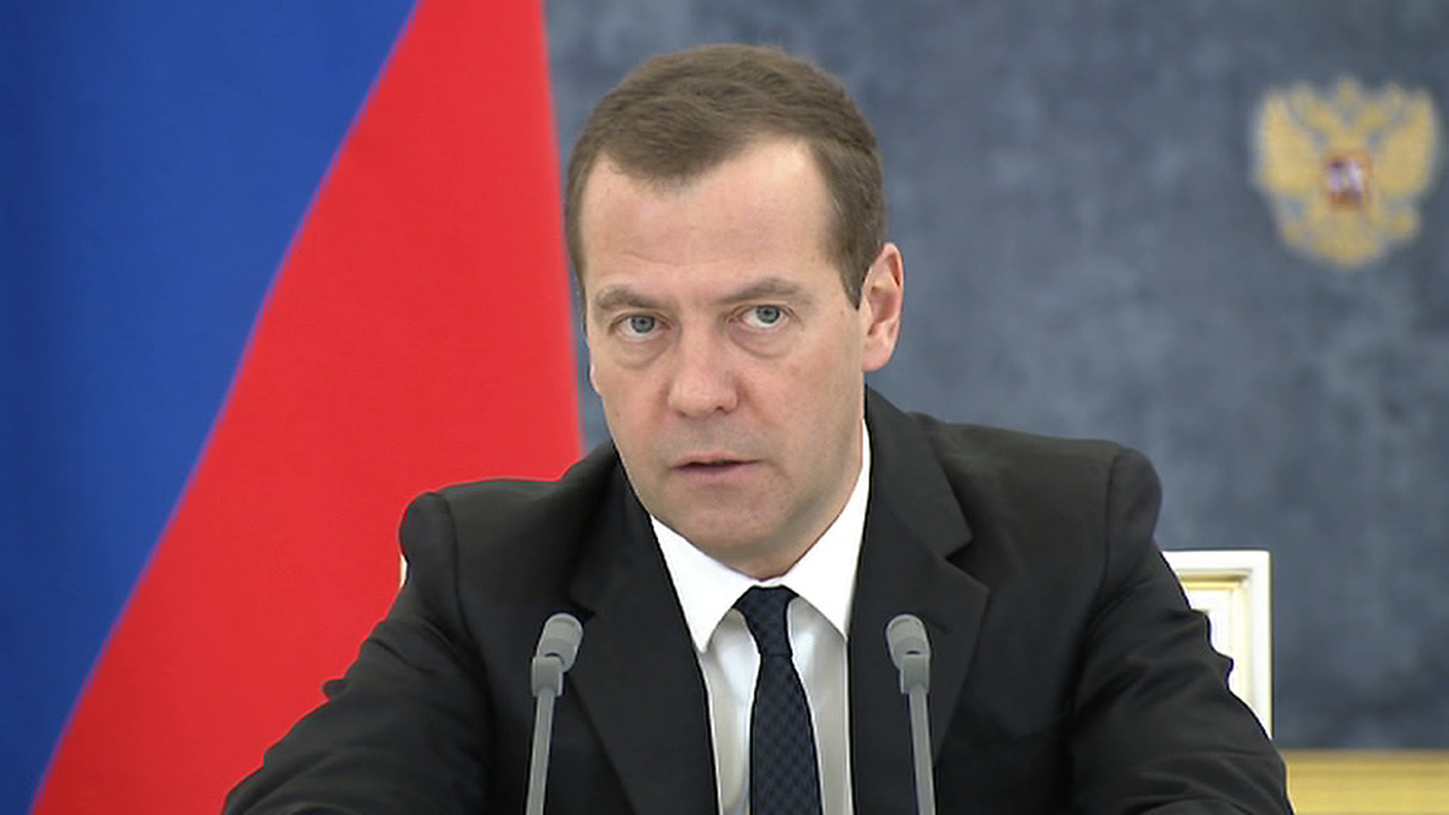 Медведев начал заседание правительства РФ с шутки о выборах в США
