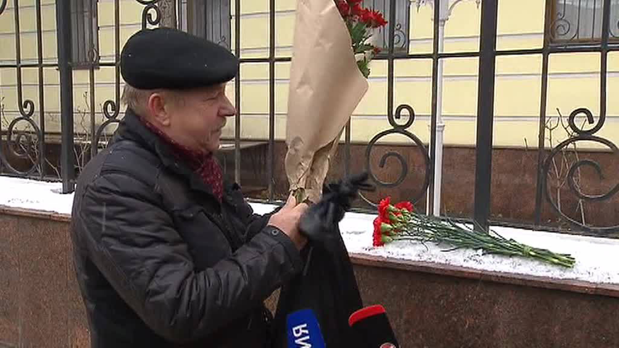 К посольству Кубы в Москве приходят российские политики