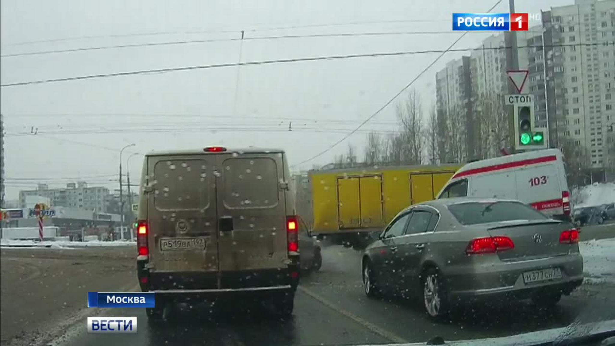 В Москве грузовик снес машину скорой помощи