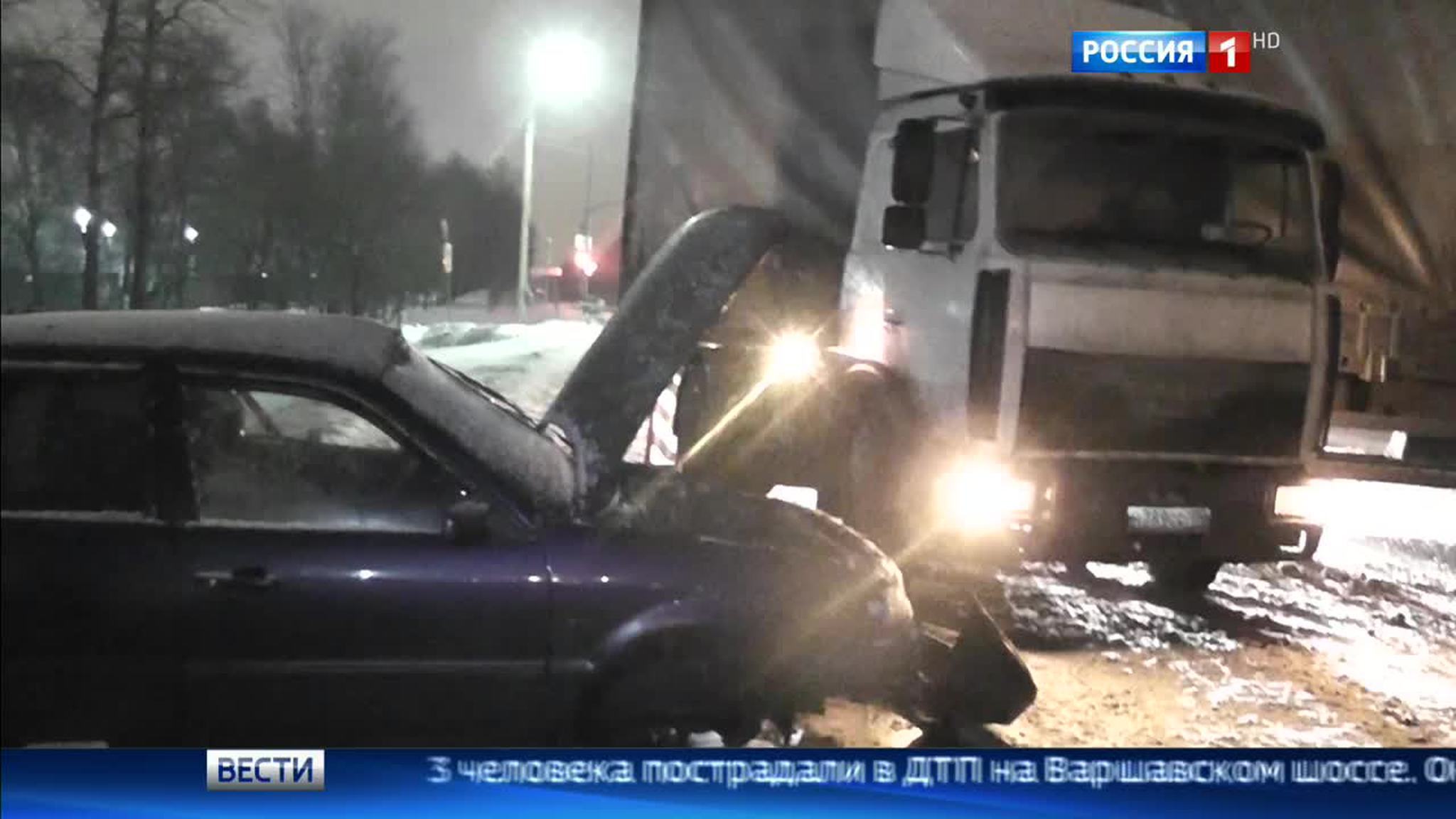 ДТП на Варшавке: иномарка врезалась в фуру