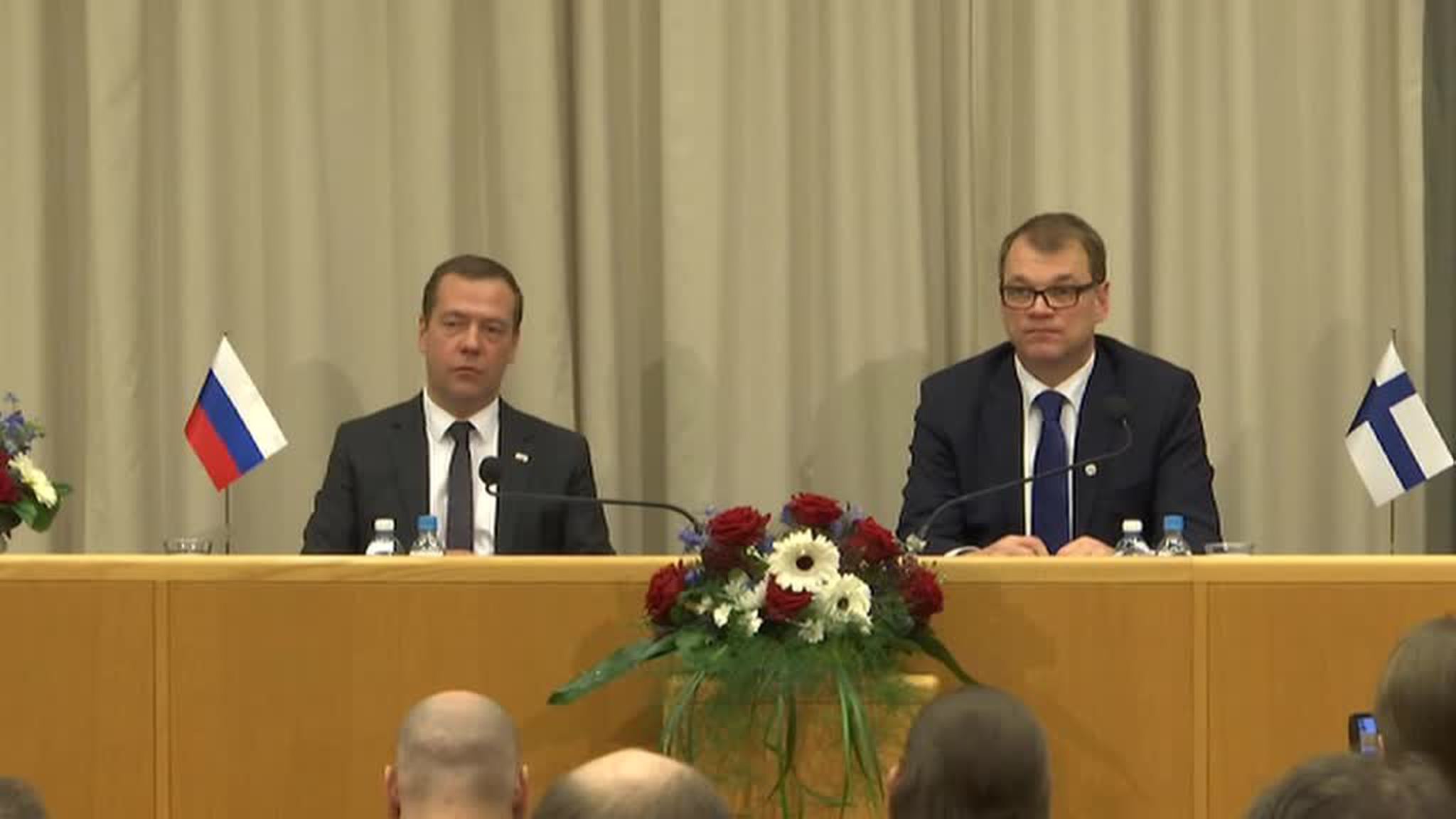 Медведев прокомментировал сделку по "Роснефти"