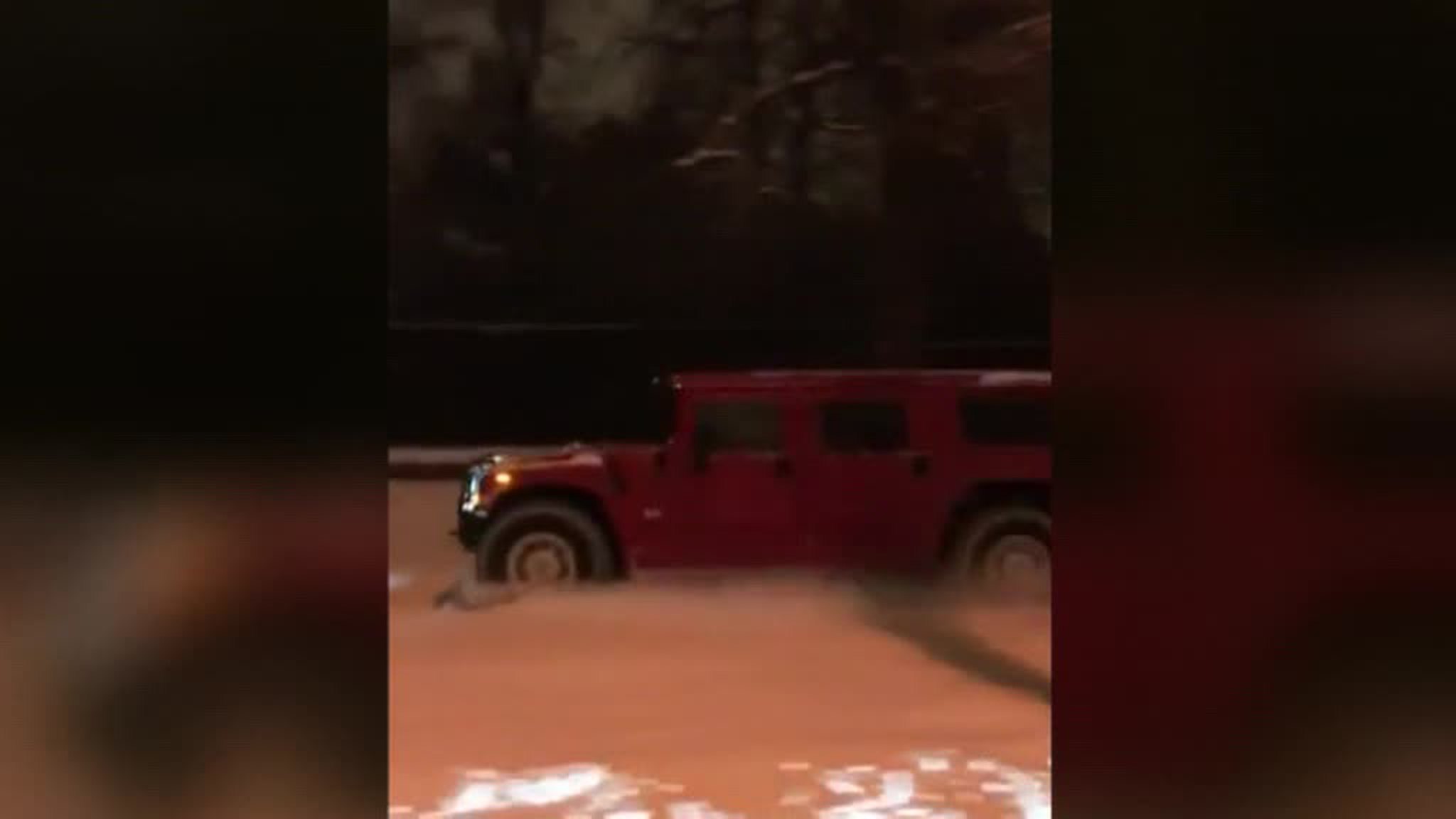 Мажор на вишневом Hummer возле МГУ тестировал сугроб