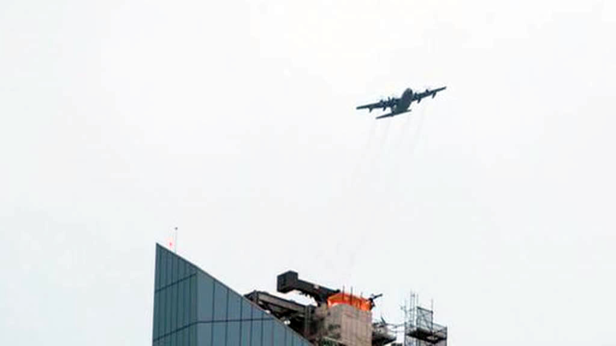 Военный транспортник C-130 напугал нью-йоркцев