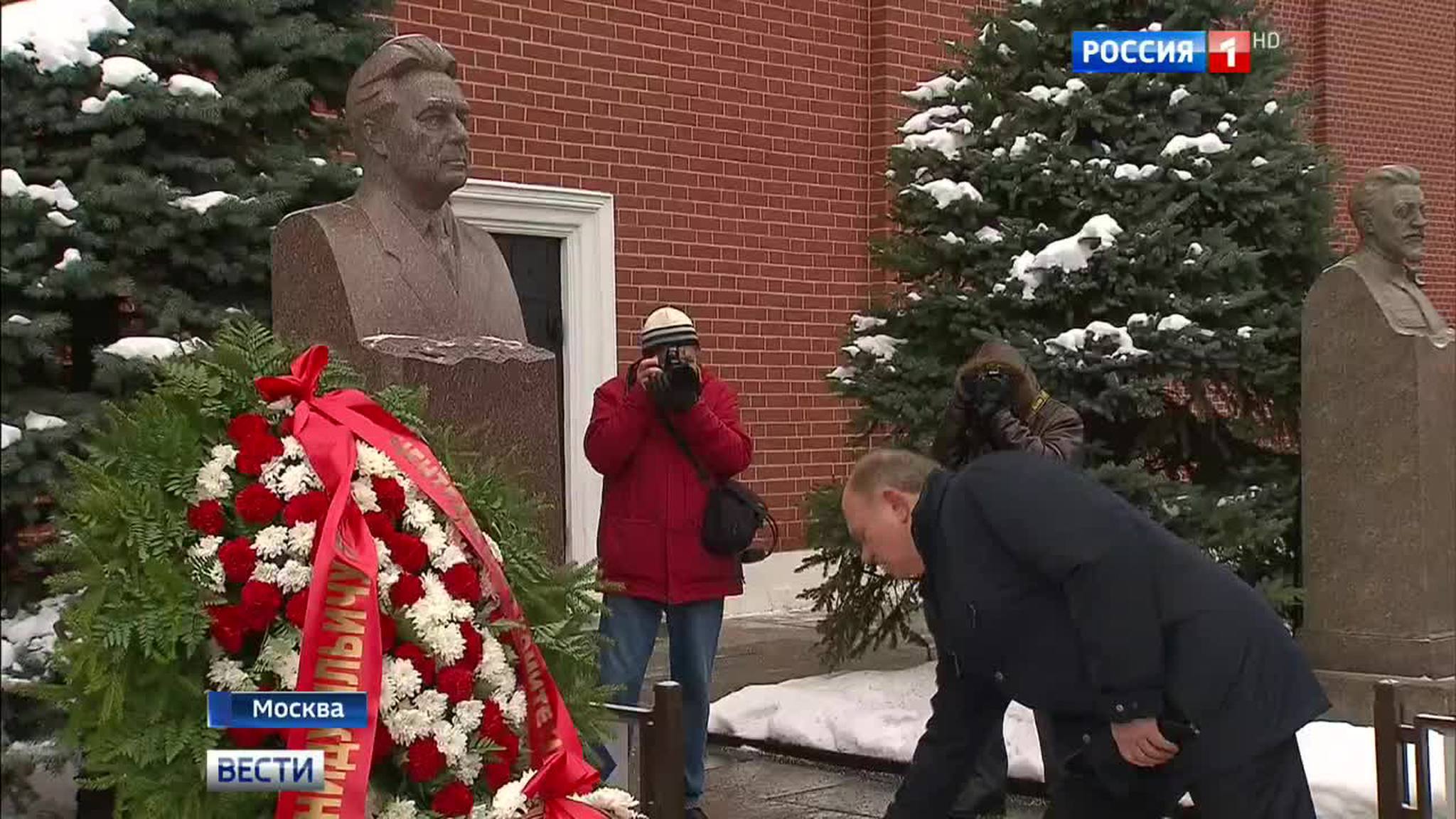 Депутаты, студенты и Леонид Брежнев: лидеры политических партий провели насыщенный день