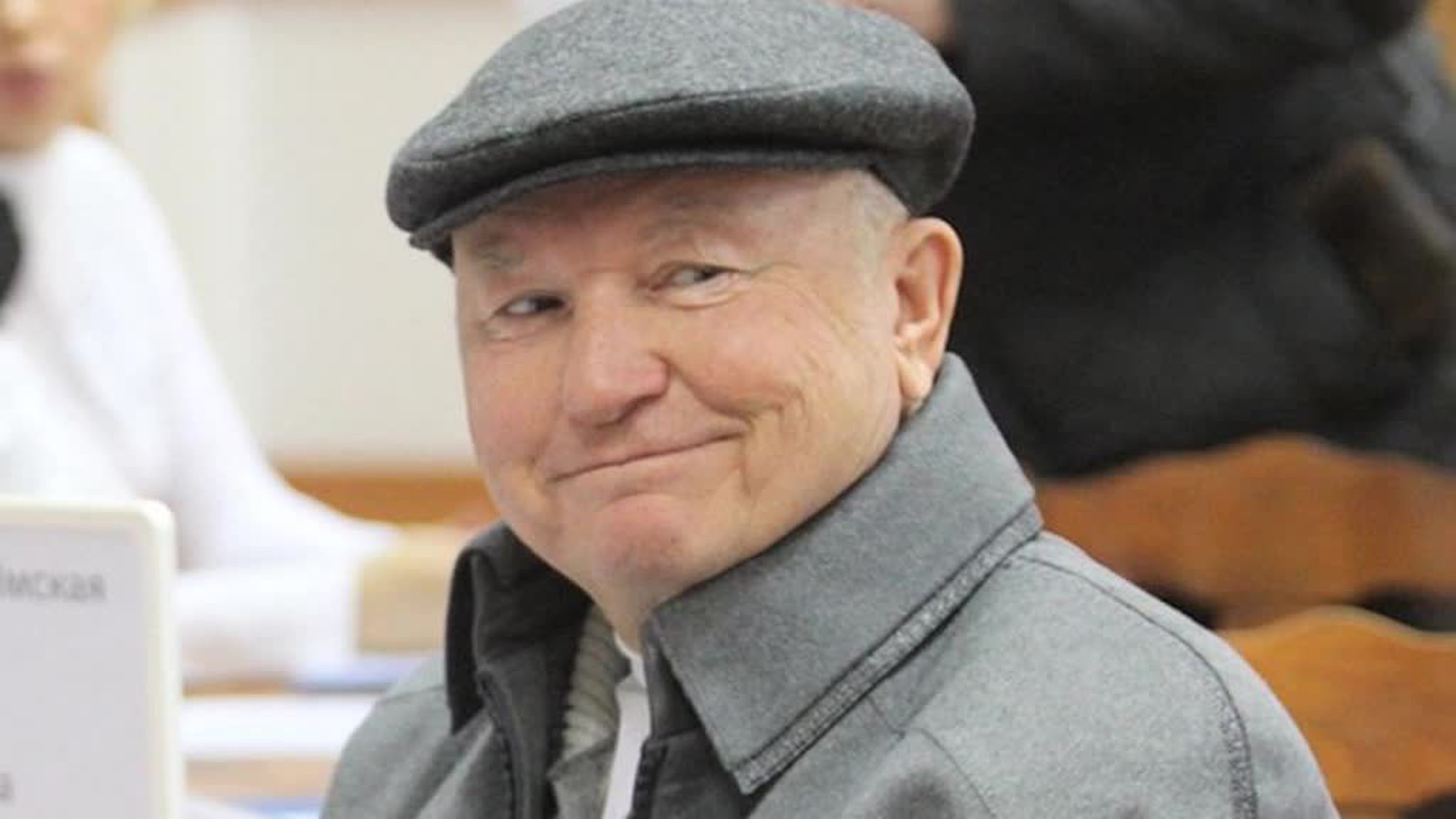 Лужков сообщил, что попал в больницу из-за воспаления правого легкого