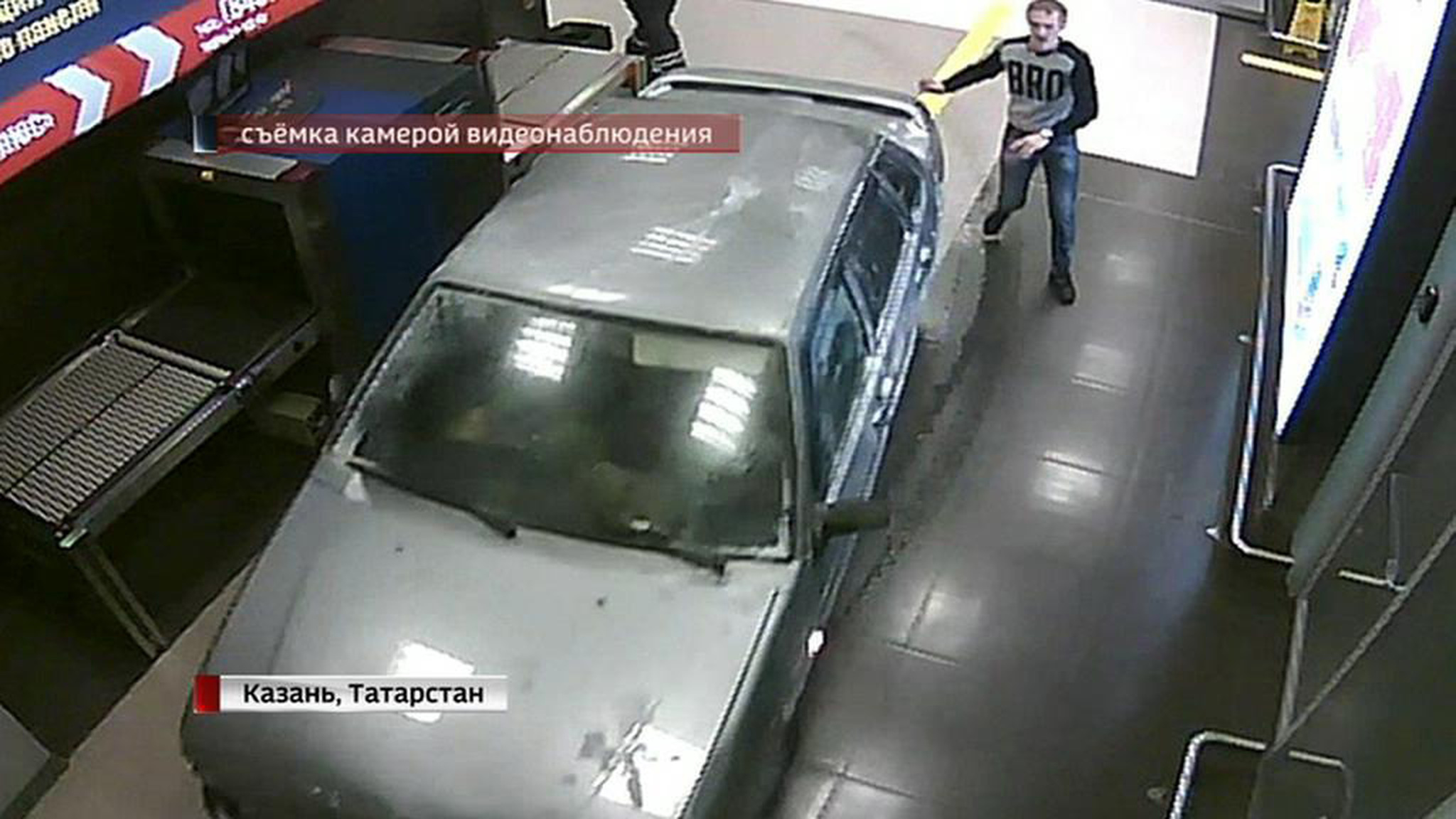 Мужчина устроил гонки по аэропорту из-за любви