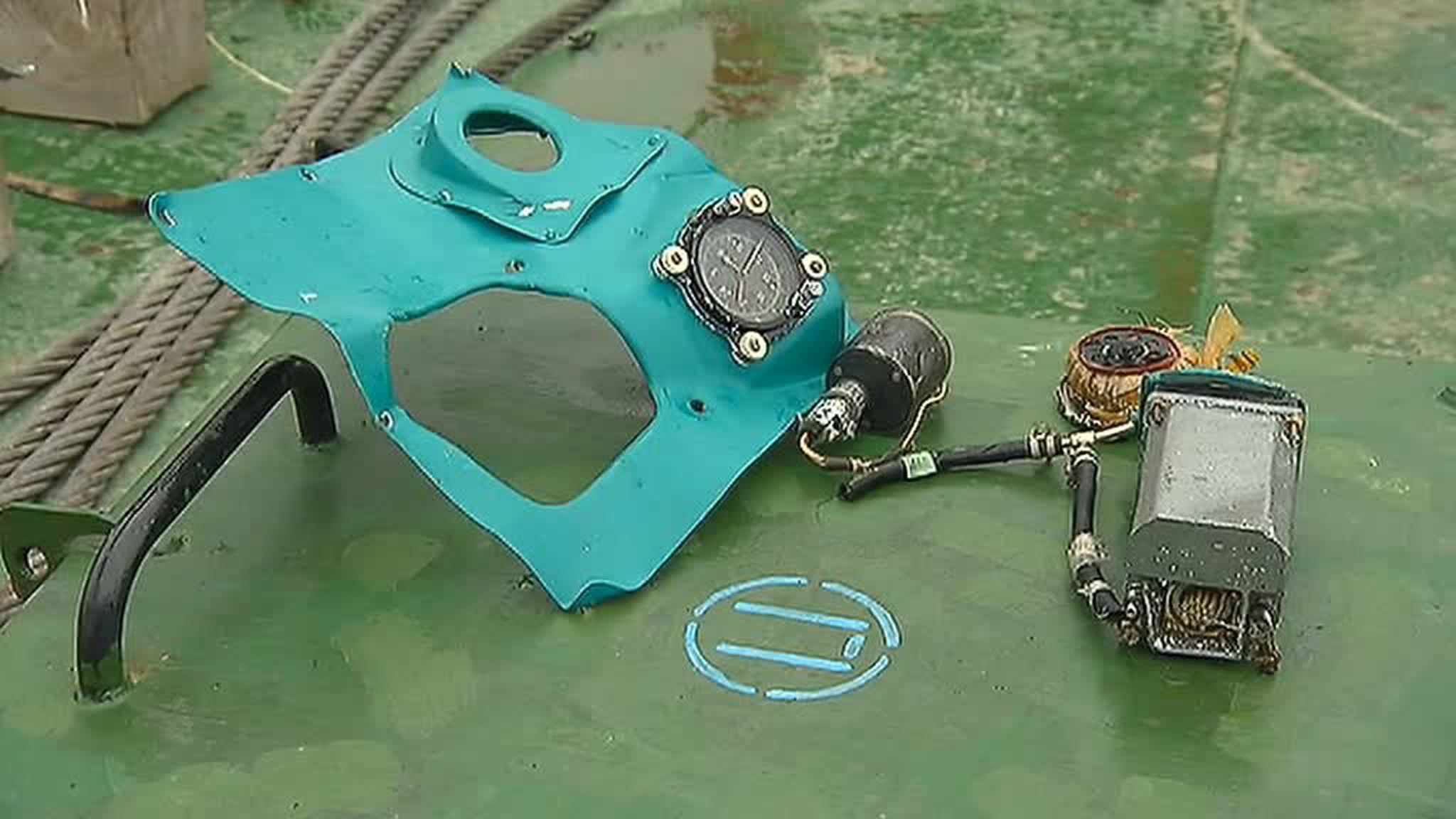 Минобороны: из воды извлечено 15 тел, поднят второй самописец