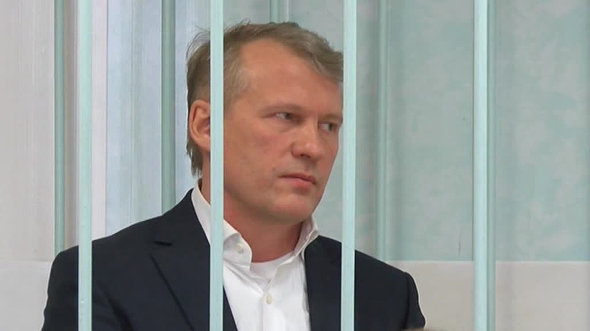 Главу администрации Хакасии обвиняют в получении взятки