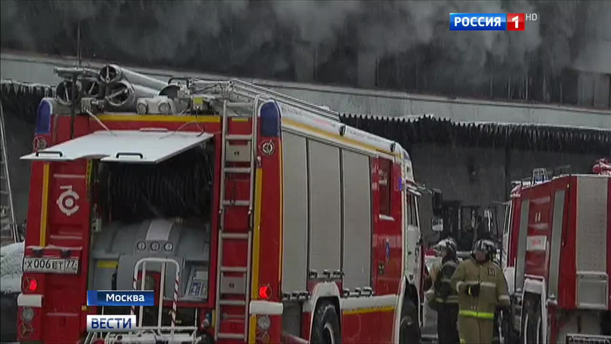 Пожарные потушили огонь на складе в Южном Бутове