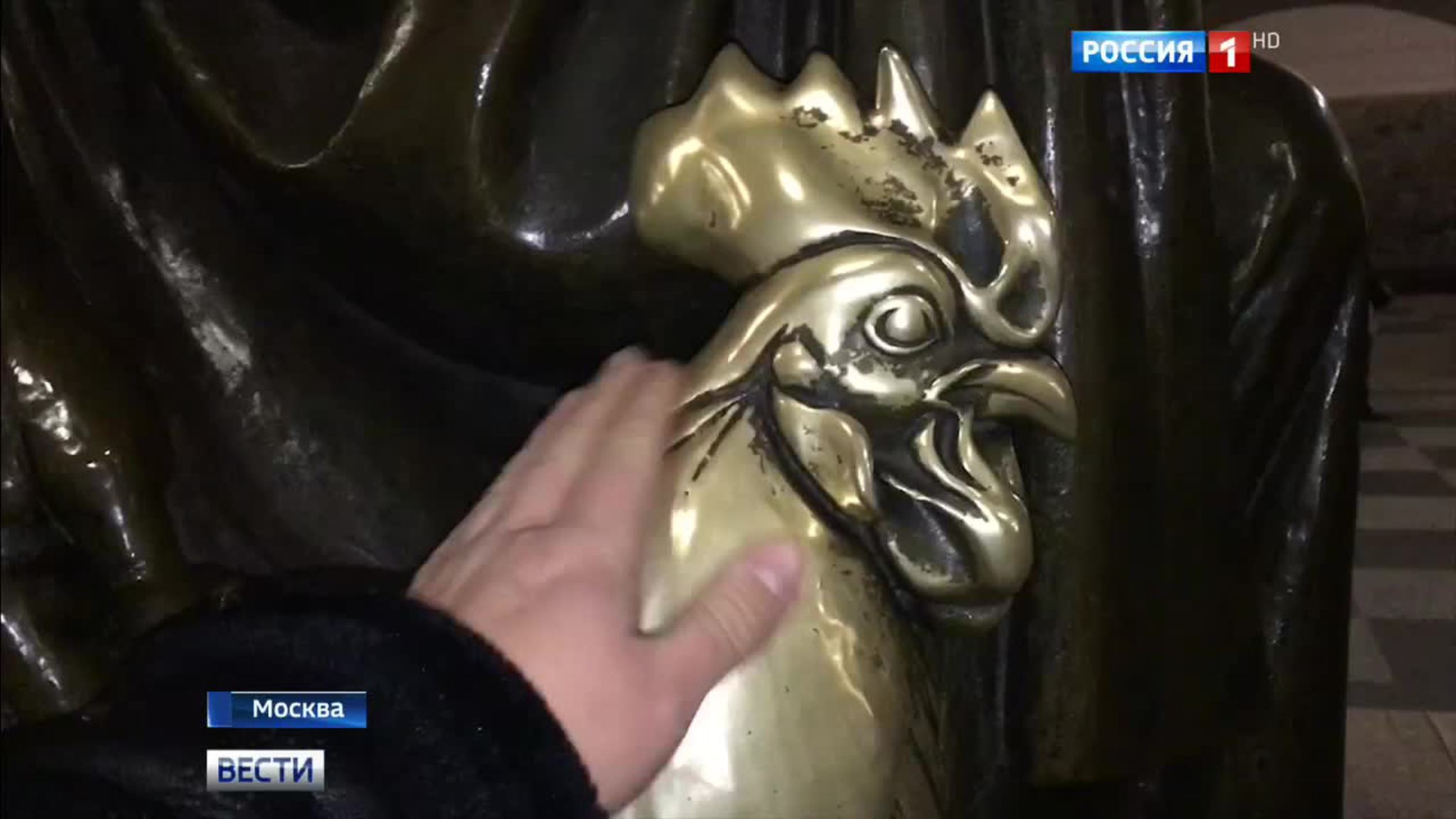 Пассажиры метро отполировали фигурку петуха на станции "Площадь Революции"