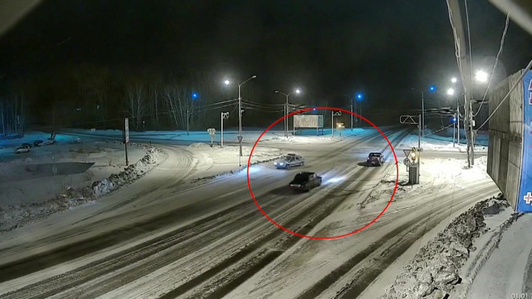 Пьяный водитель катал автоинспектора на капоте