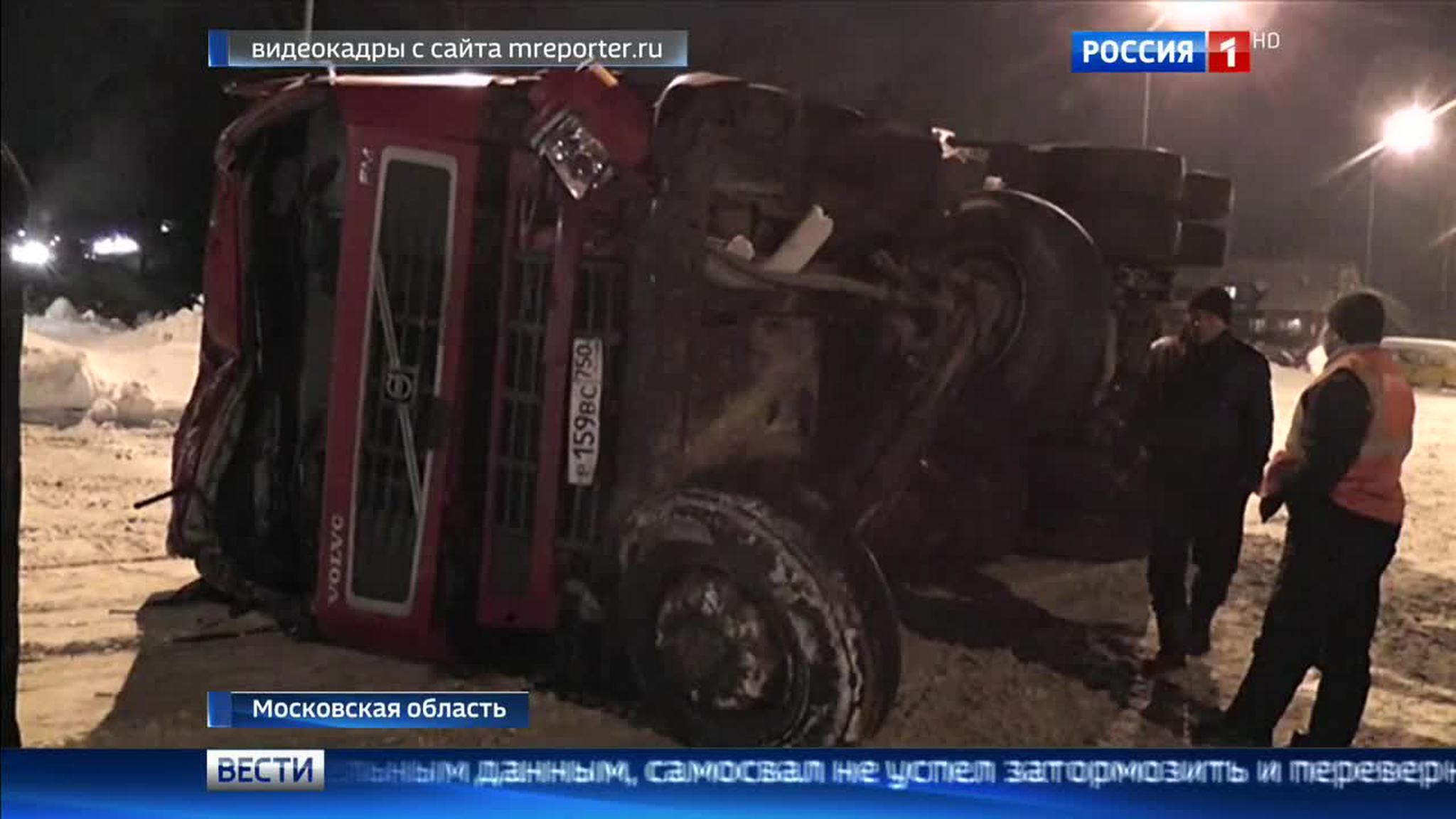 В Подмосковье самосвал с глиной врезался в фуру