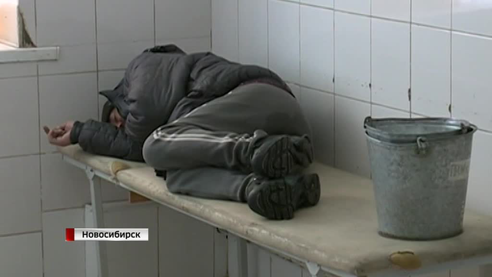 В Новосибирске круглосуточно продают "зелье" через окошко в заборе 
