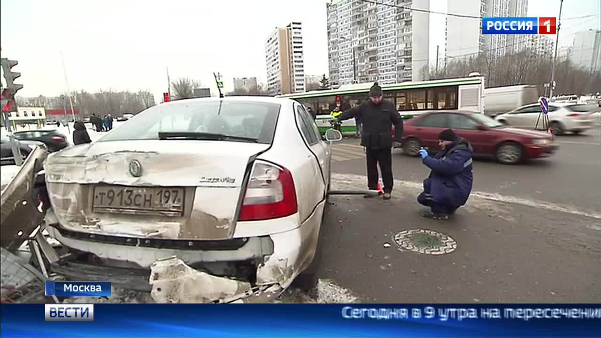 После столкновения с автобусом легковушка сбила двух пешеходов