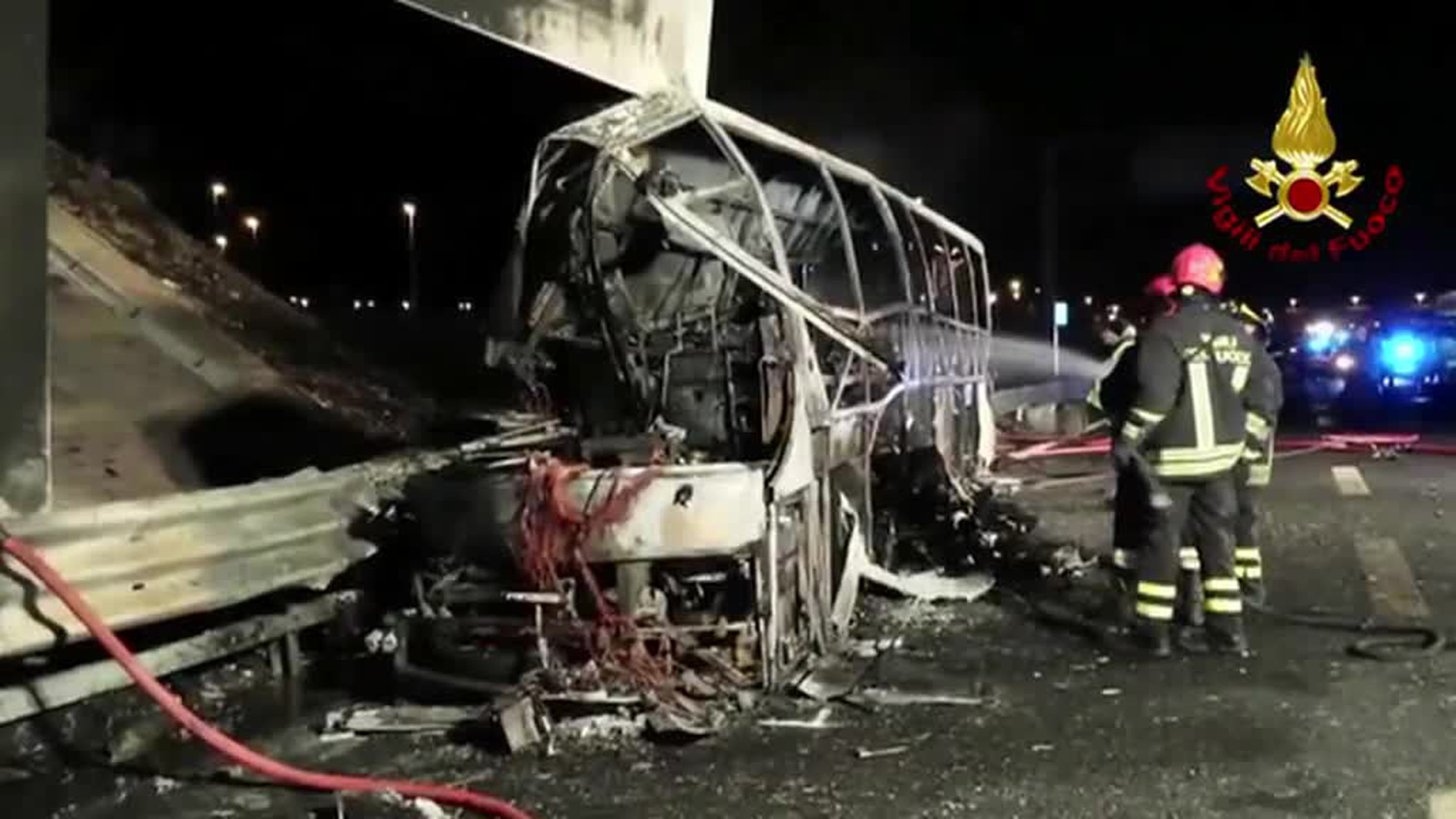 В Италии автобус с детьми врезался в столб и загорелся, погибли 4 человека