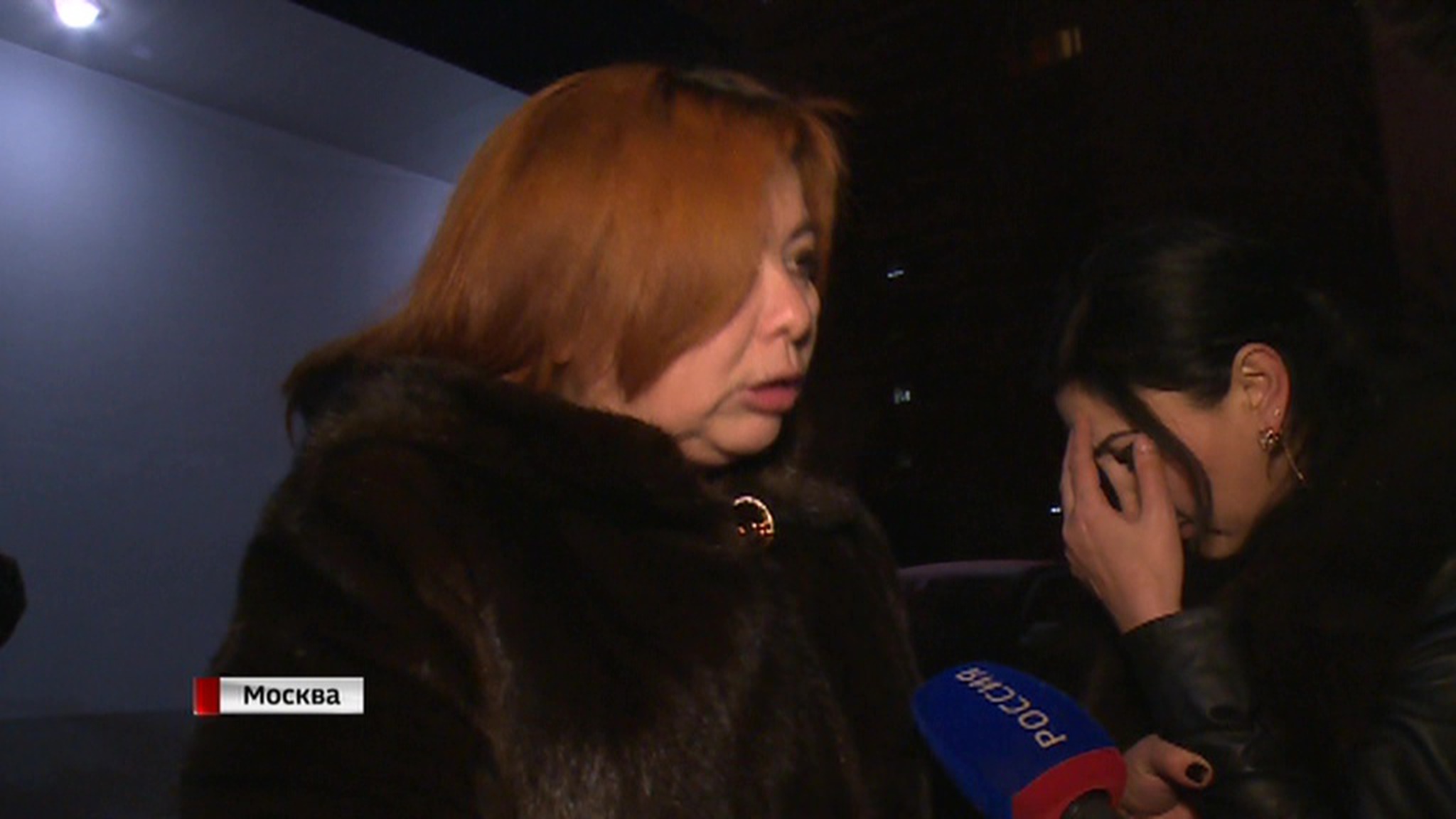 Шоу в интим-салоне: женщины в шубах дали отпор силовикам