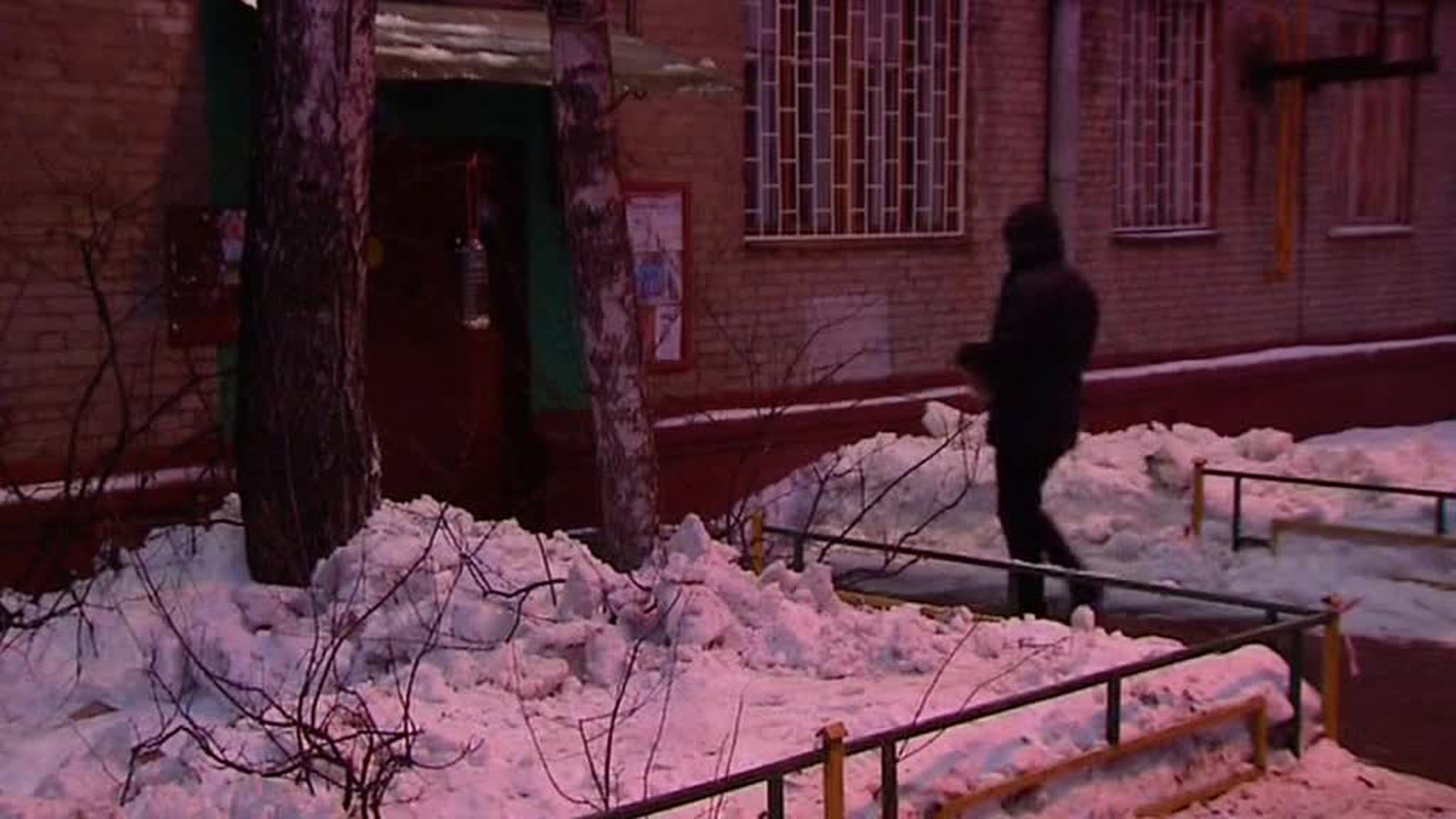 В Москве на коляску с двухмесячным ребенком упал снег с крыши