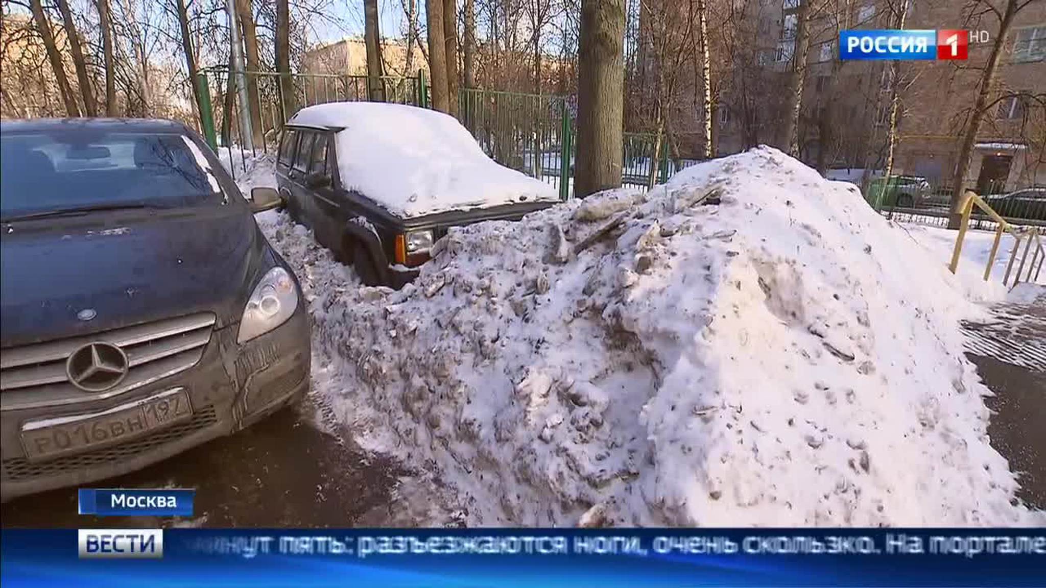 На московских парковках растут ледяные горы