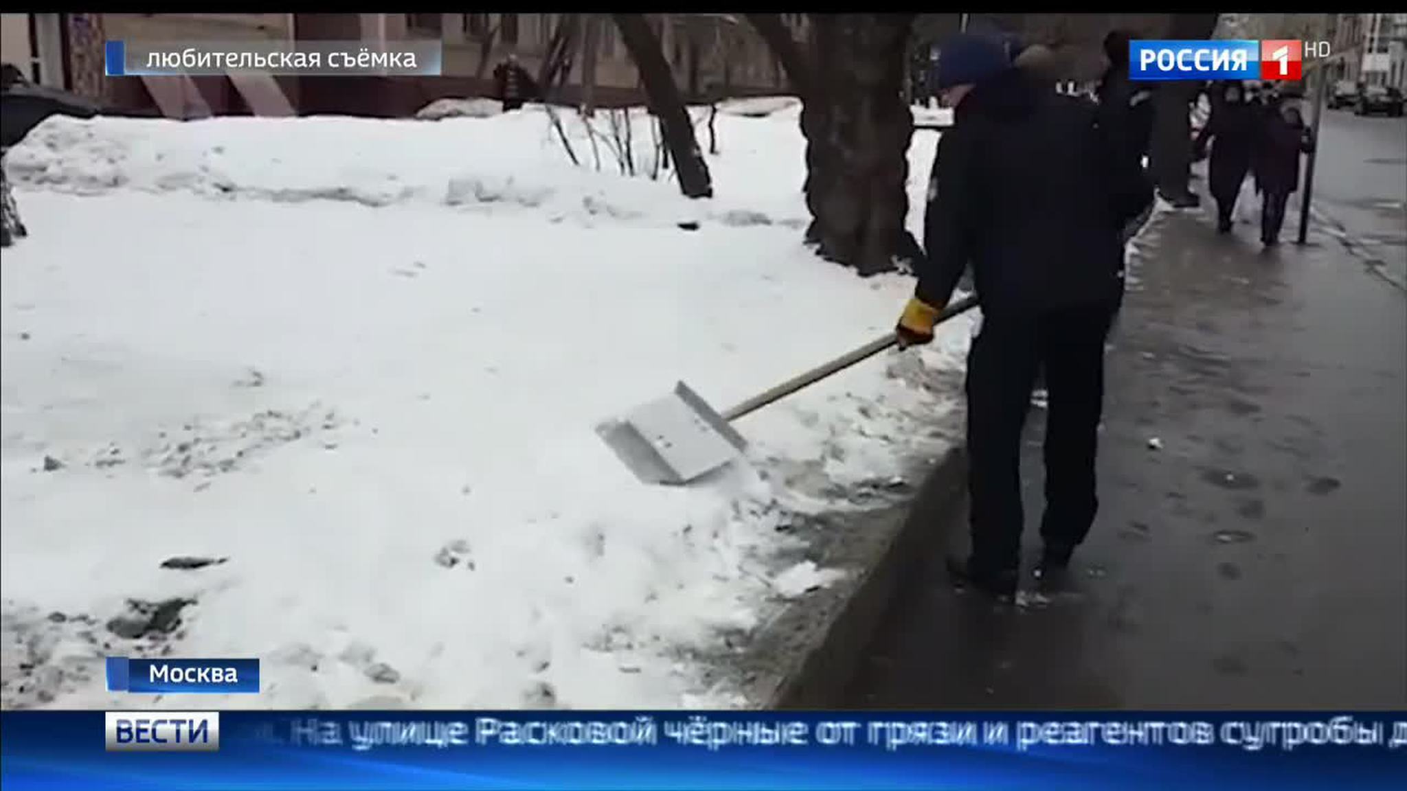 В Москве грязные сугробы присыпают чистым снегом