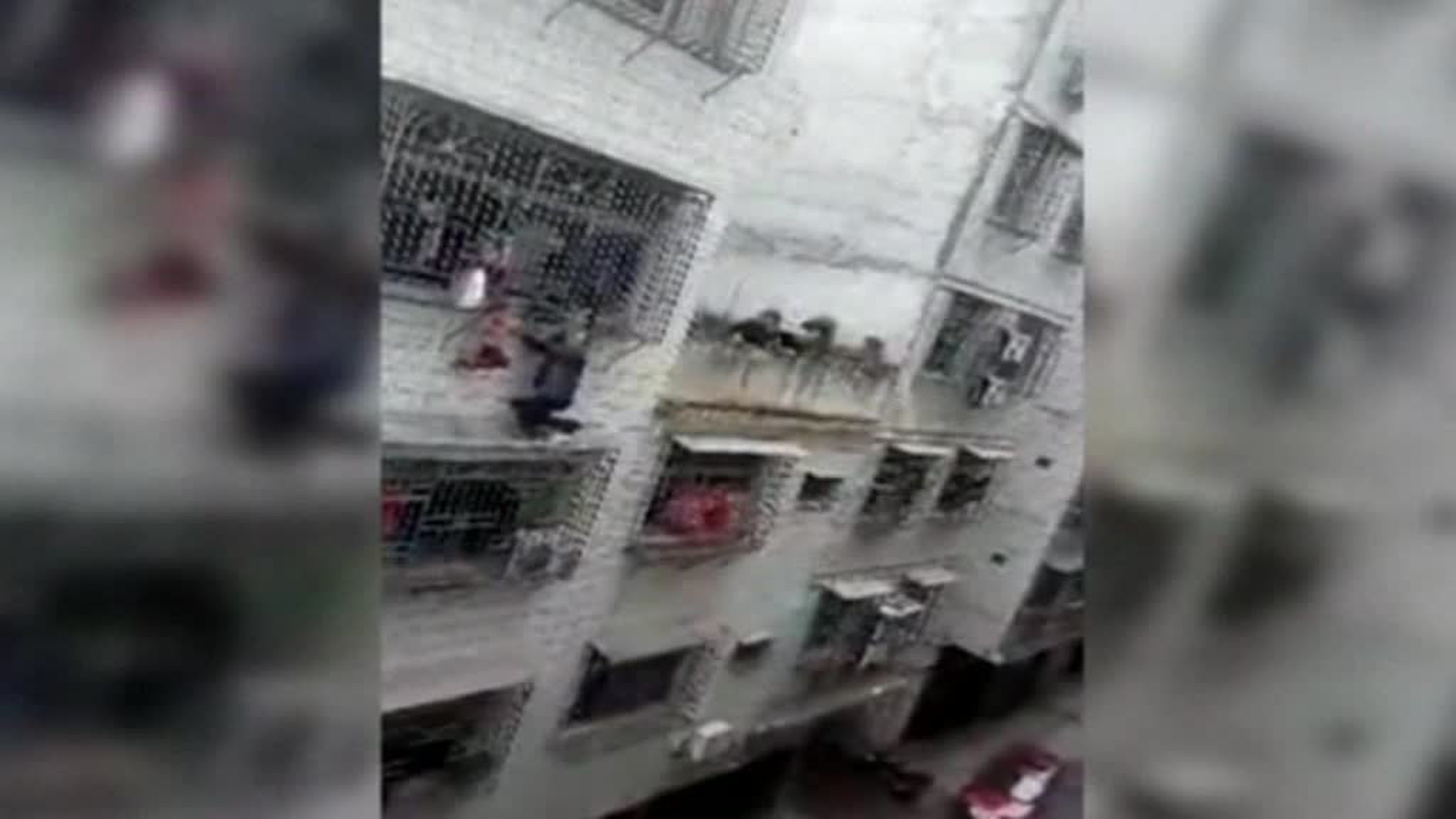 В Китае спасли девочку, чуть не выпавшую с четвертого этажа