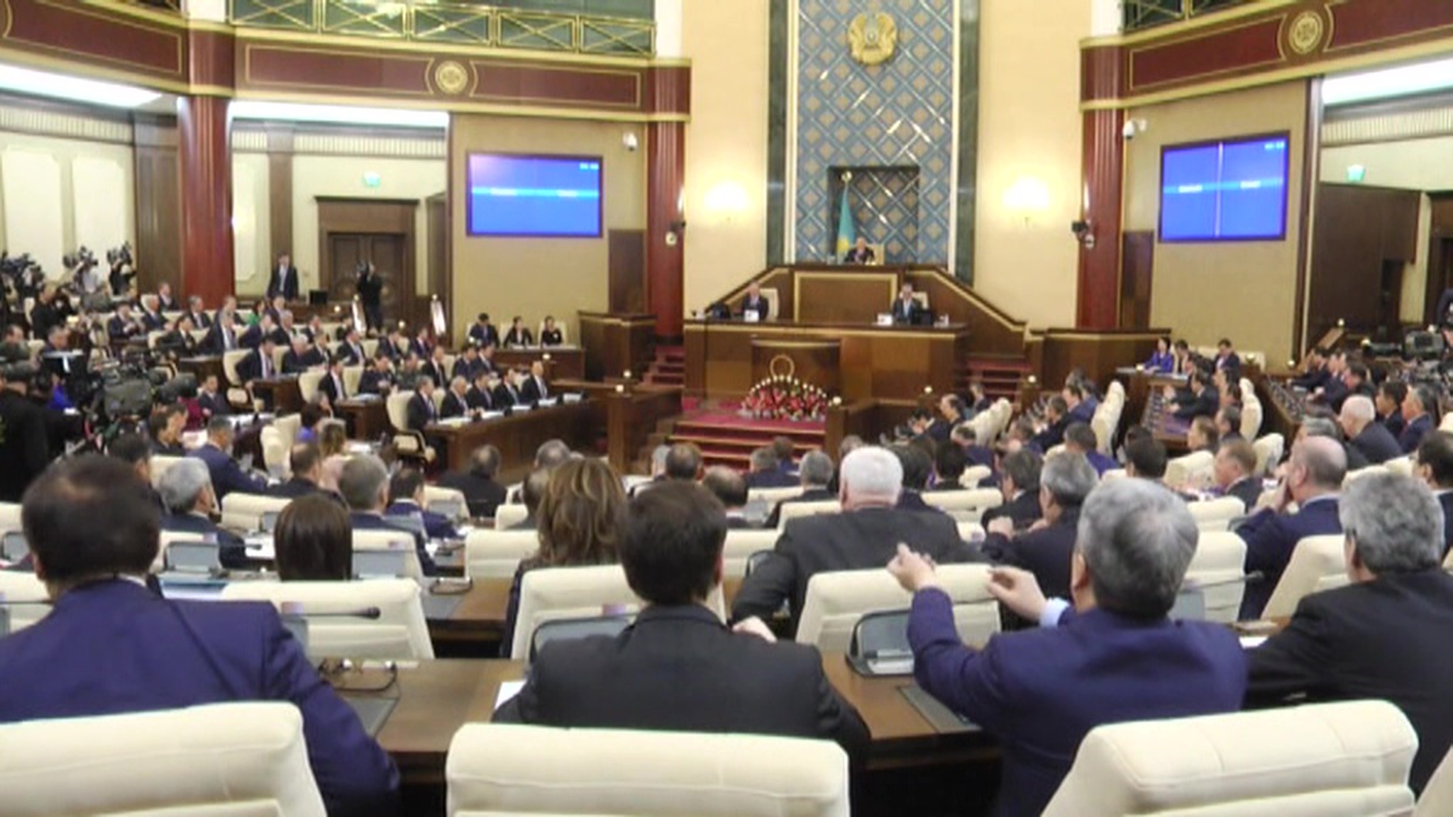 Парламентарии Казахстана меняют конституцию