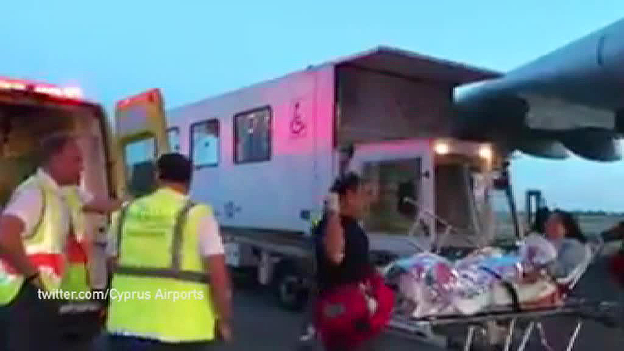 Пассажирка рейса Дубай-Париж родила ребенка во время полета