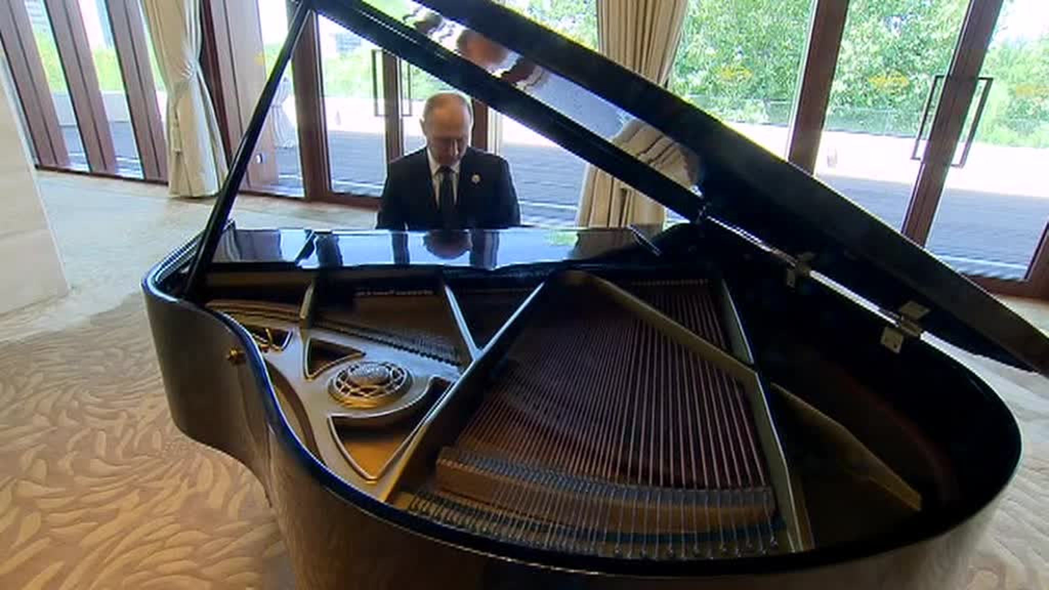 Владимир Путин скоротал время за роялем