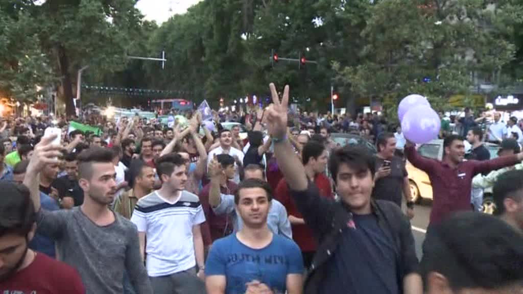 Радость народа: тысячи иранцев вышли на улицы с портретами Роухани