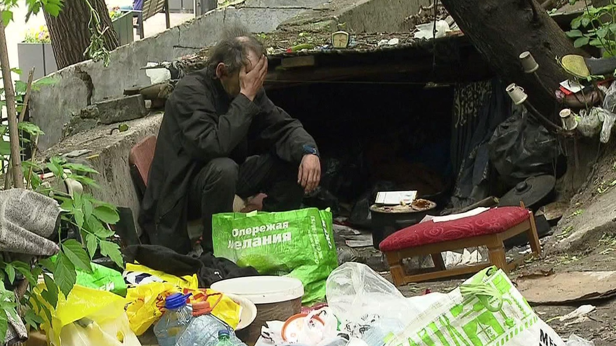 Землянка в центре столицы: куда жаловаться?