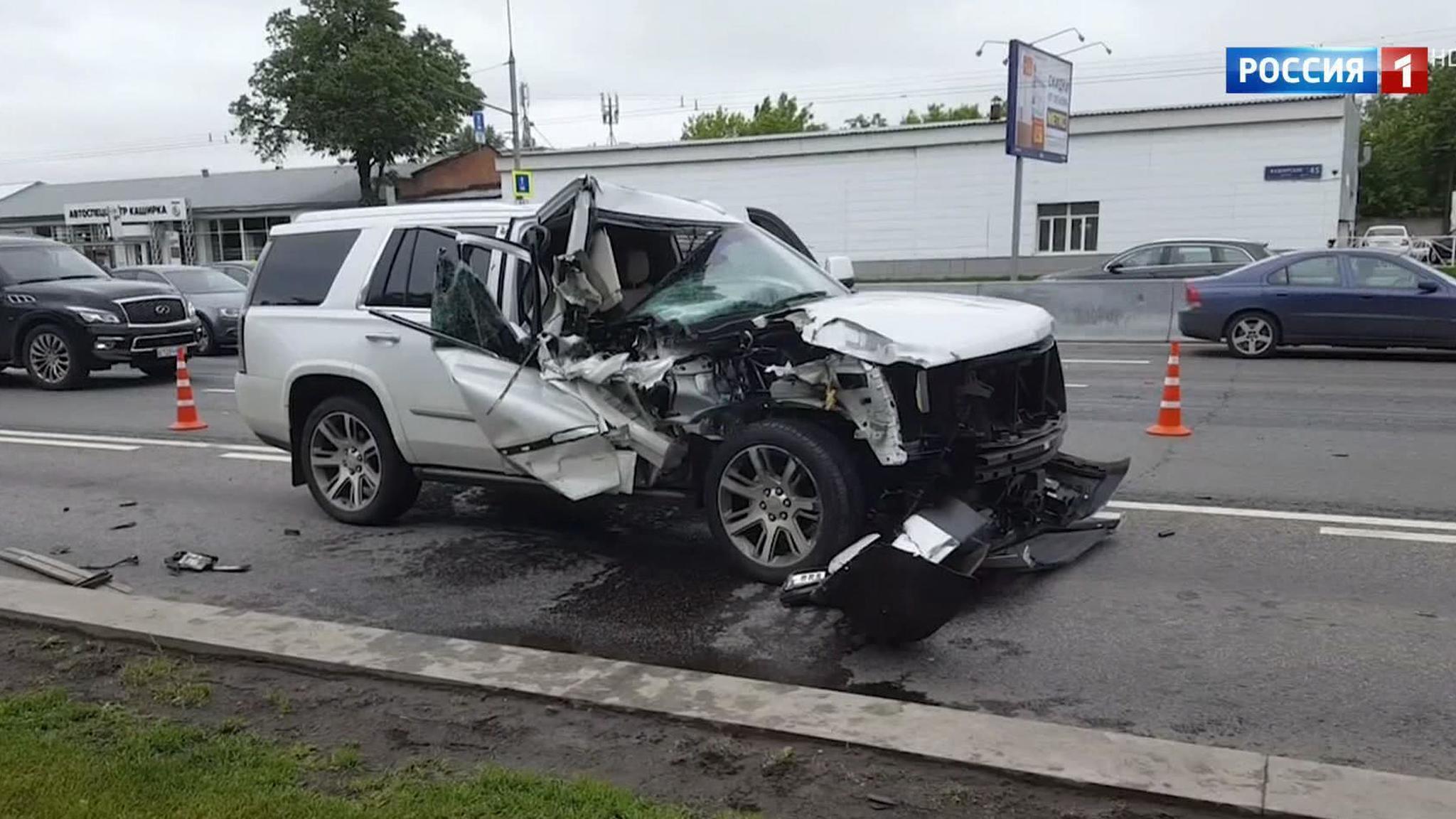В Москве Cadillac протаранил грузовик