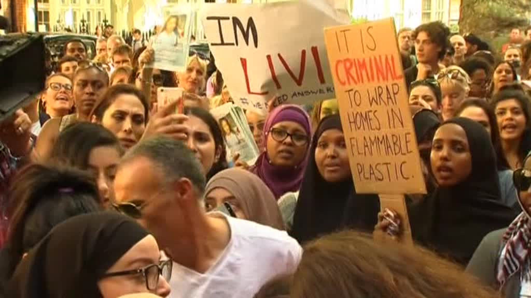 Протесты в Лондоне: люди требуют правды о жертвах пожара в Grenfell Tower