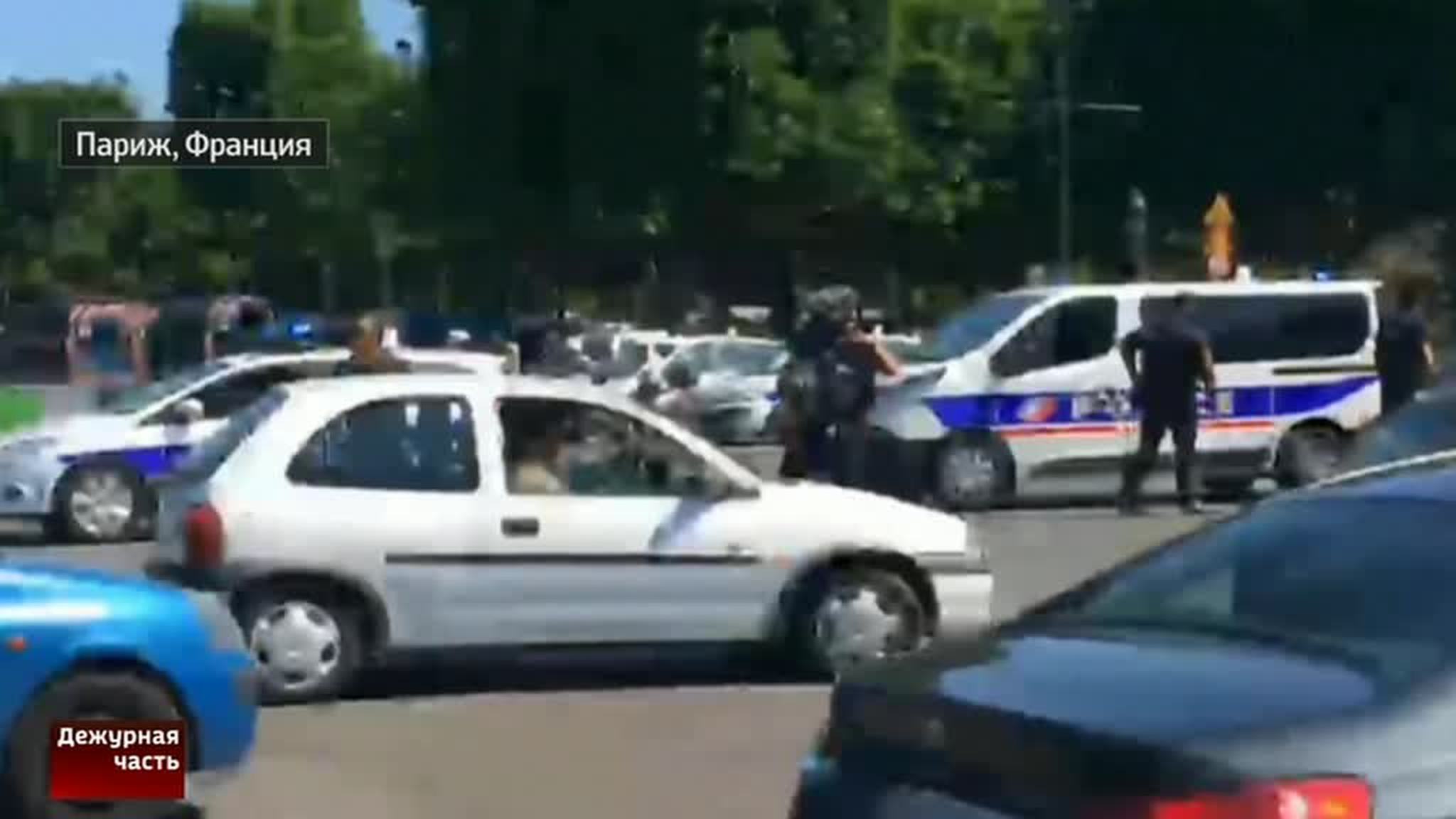 В Париже водитель протаранил фургон с жандармами