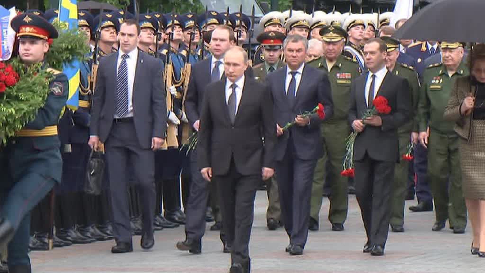 Путин возложил венок к Могиле Неизвестного Солдата