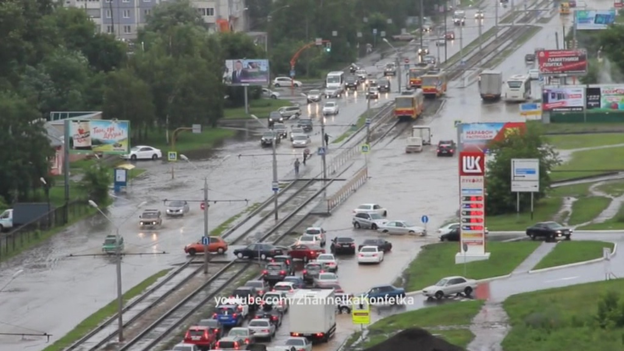 В Барнауле из-за ливней перекрыли улицу