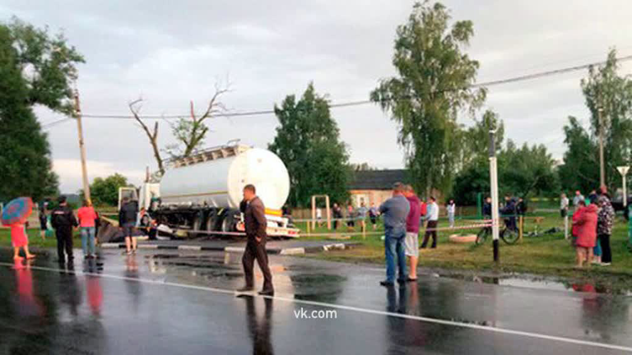 Страшное ДТП в Брянской области: под колесами грузовика погибли двое подростков