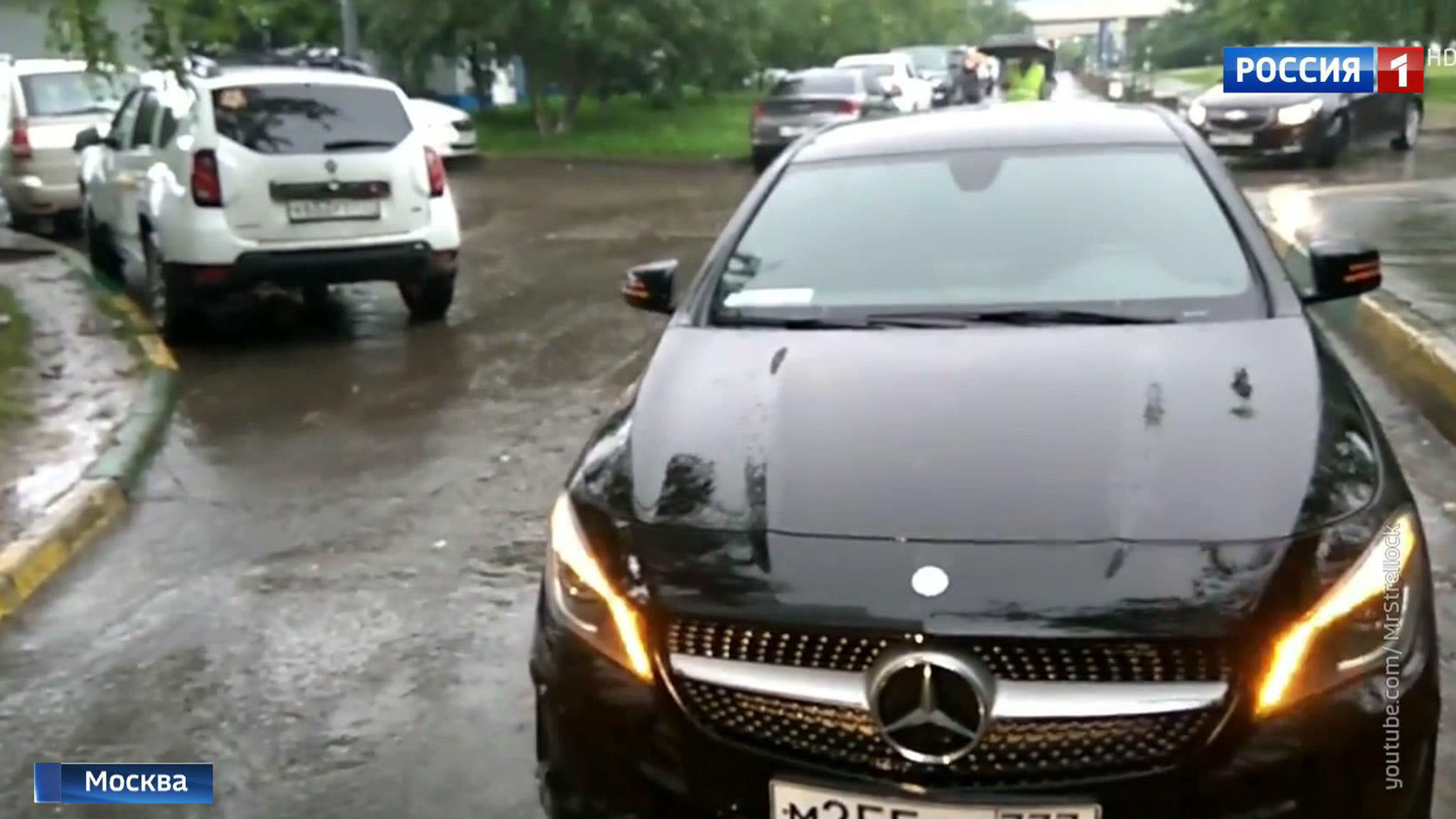Чиновница на "Мерседесе" заблокировала скорую помощь