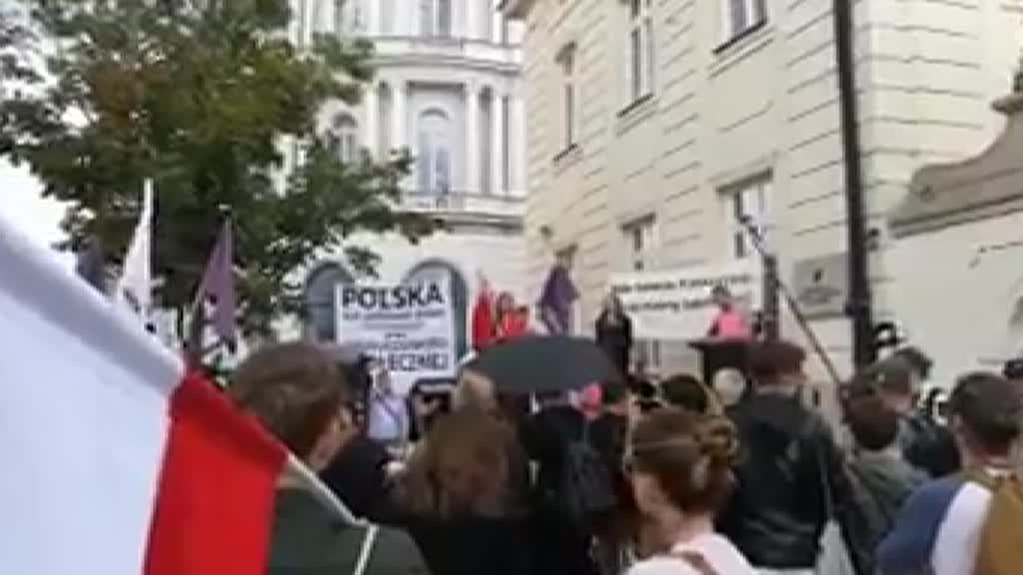 В Варшаве проходят массовые протесты