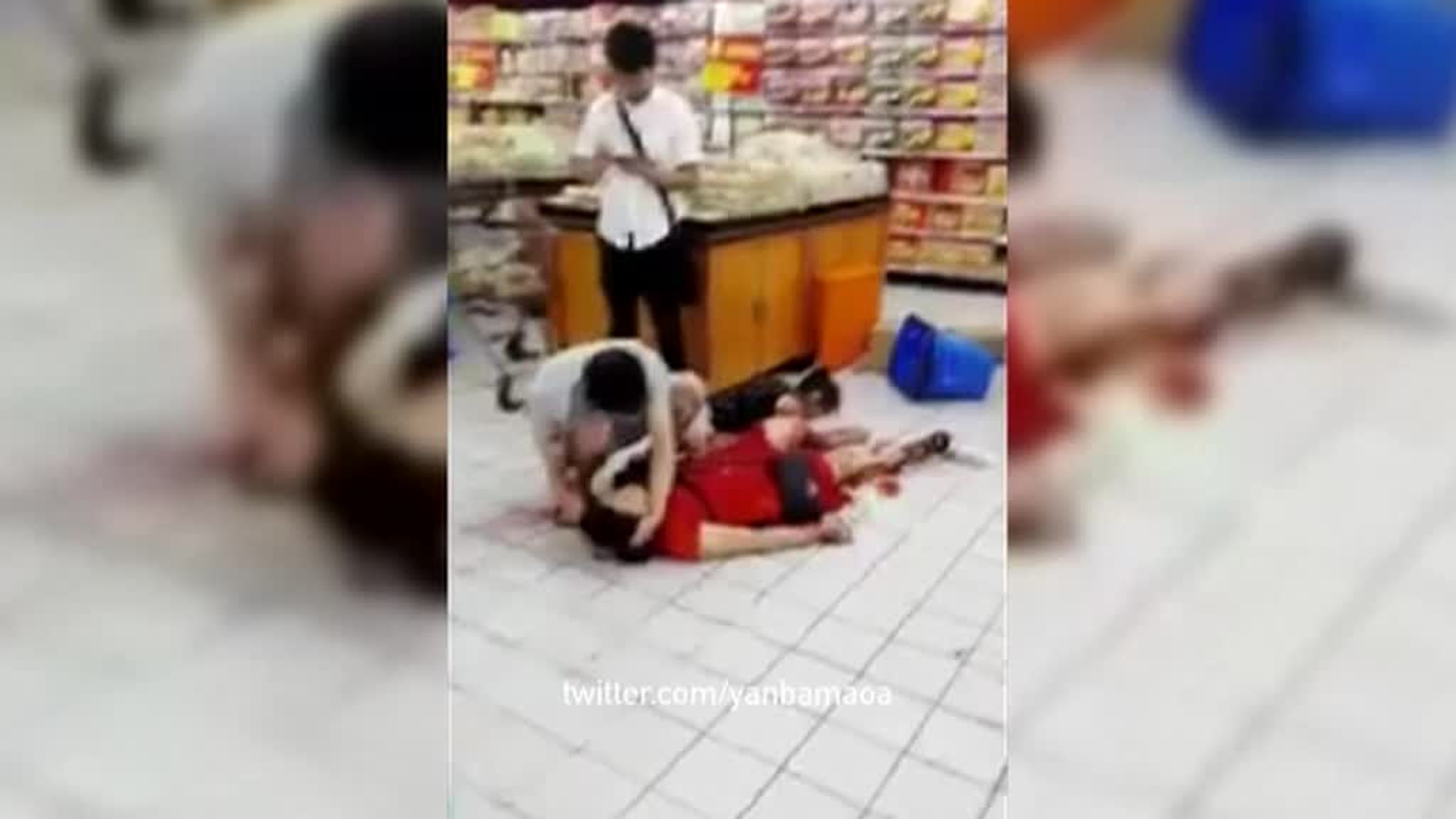 Мужчина с ножом напал на посетителей китайского Walmart
