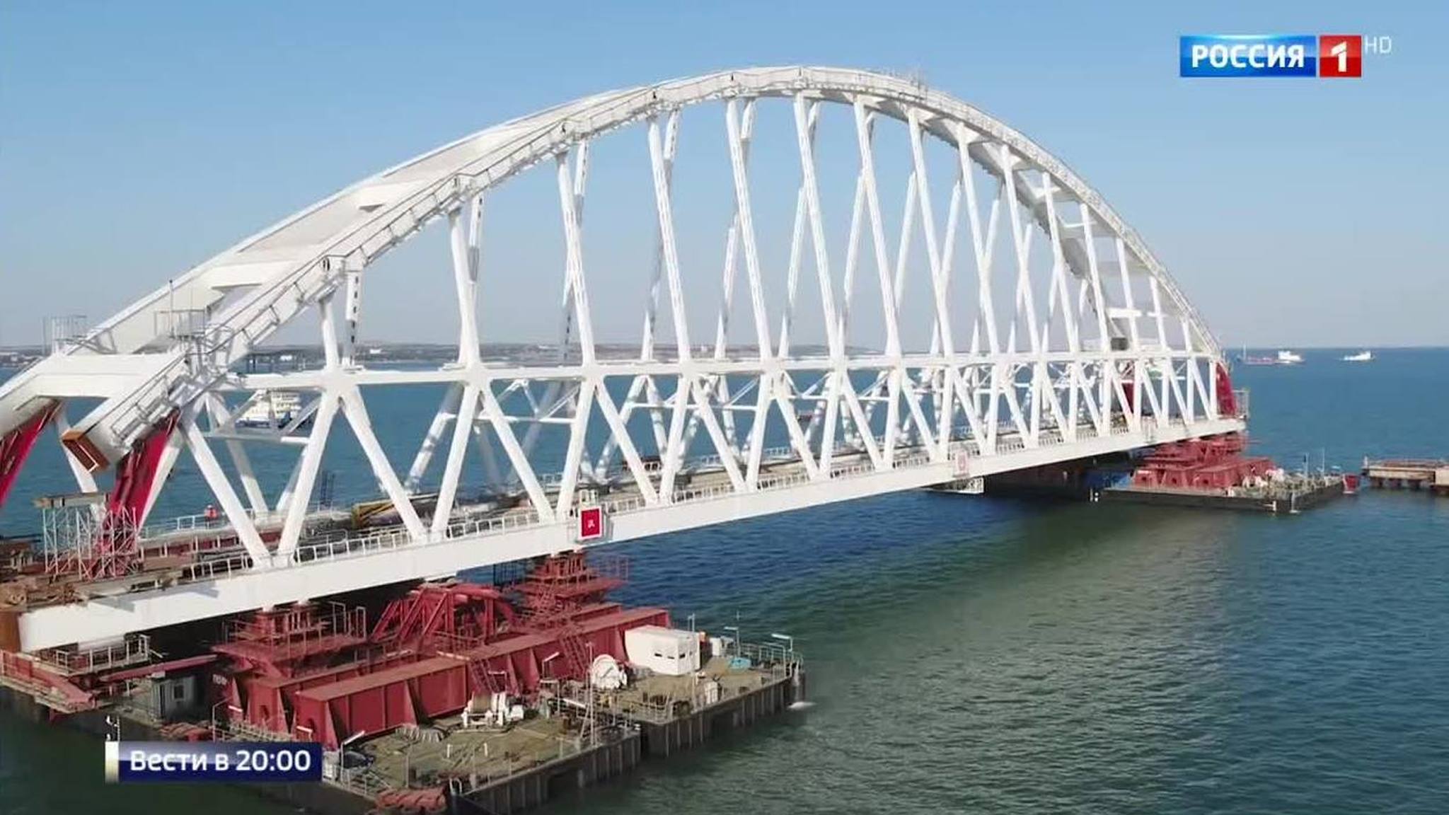 С ювелирной точностью: началась установка арки Крымского моста