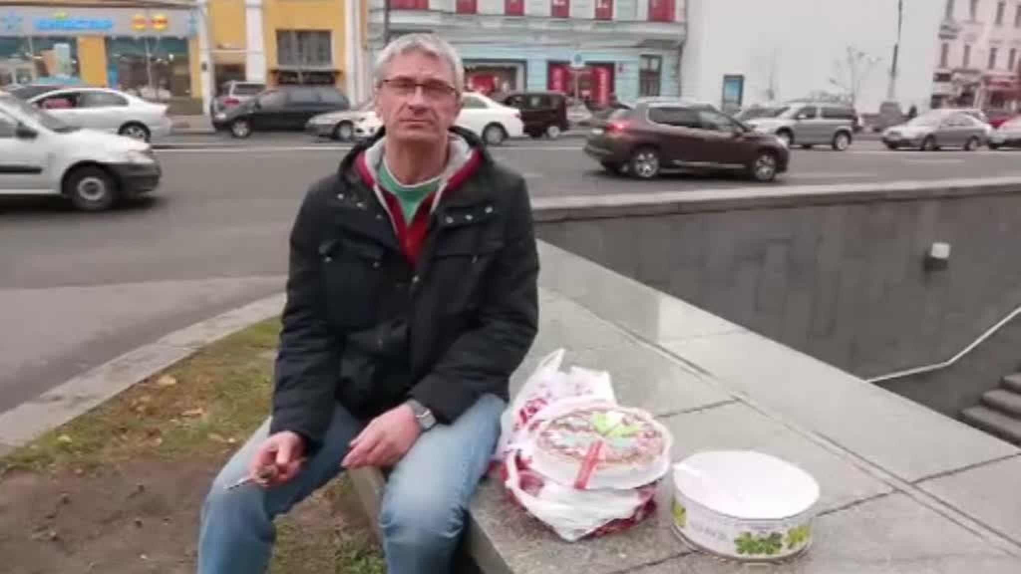 Russian Journalist Expelled from Ukraine over Cake-Slicing Incident