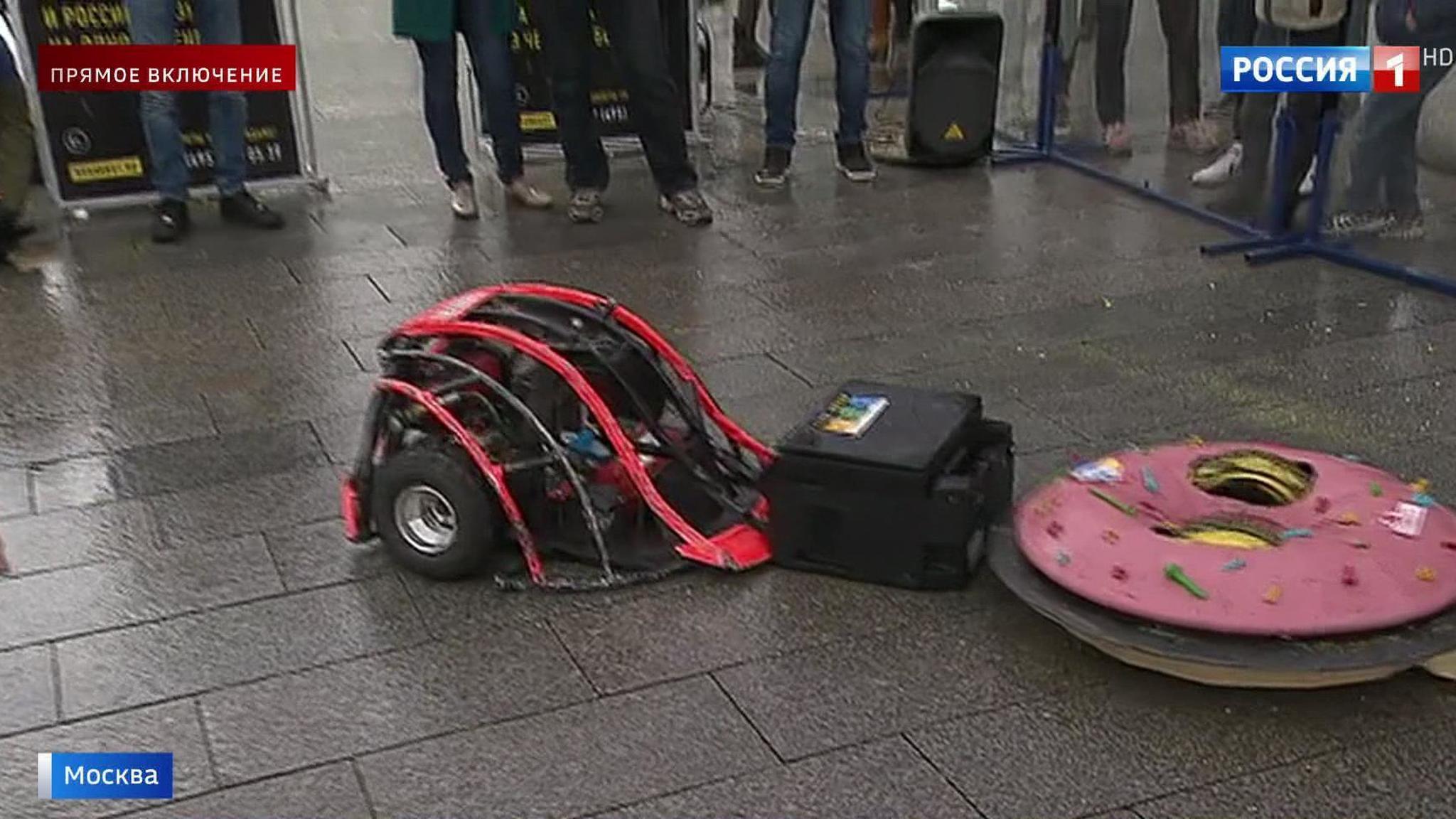 Robot Battle in the Middle Of Moscow Stuns Locals and Tourists