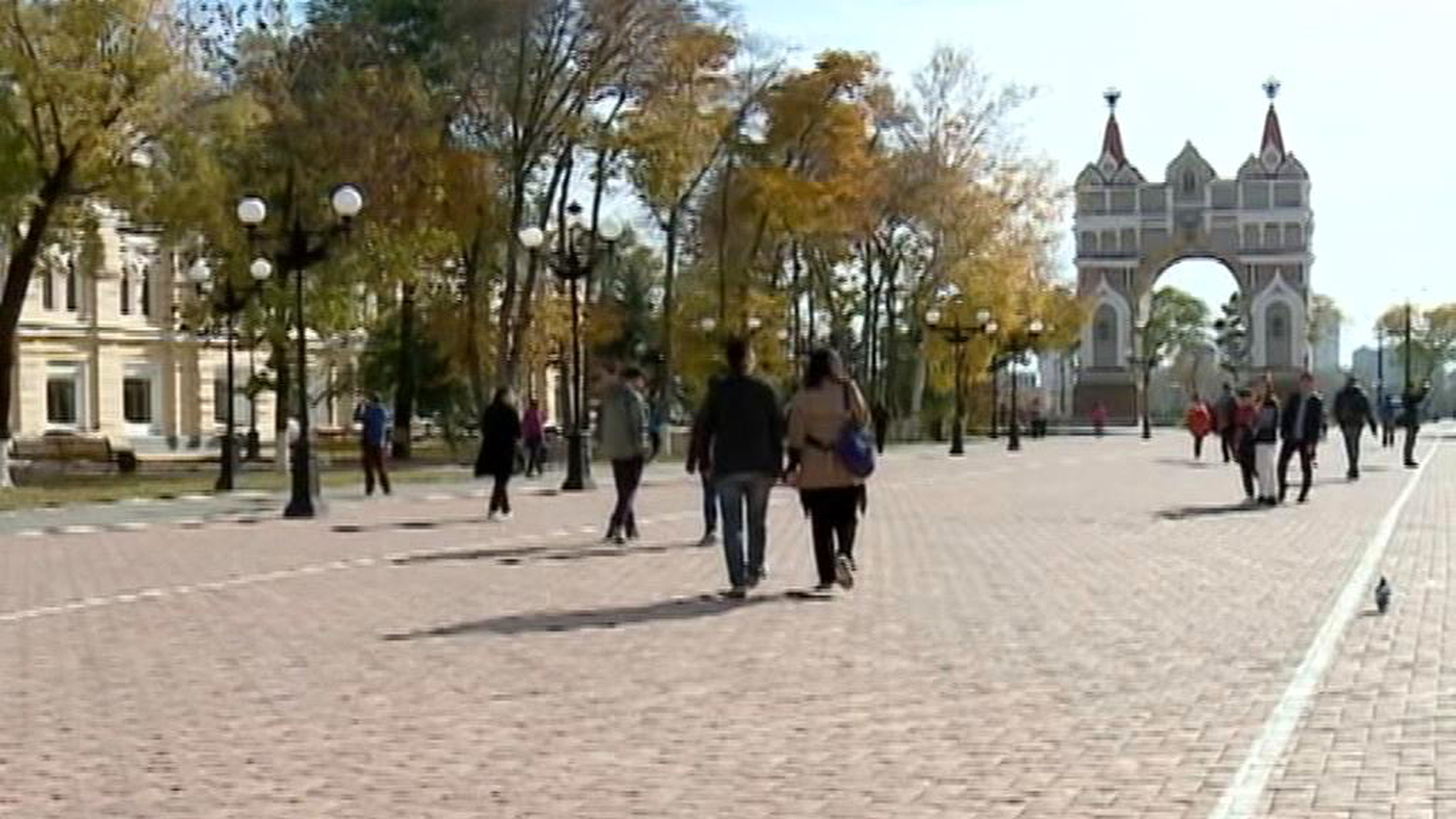 Chinese Tourists Celebrate Their "Golden Week" in Russia