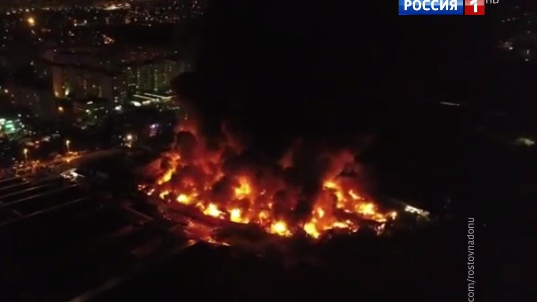 Для тушения рынка в Ростове-на-Дону пожарные вызвали ОМОН