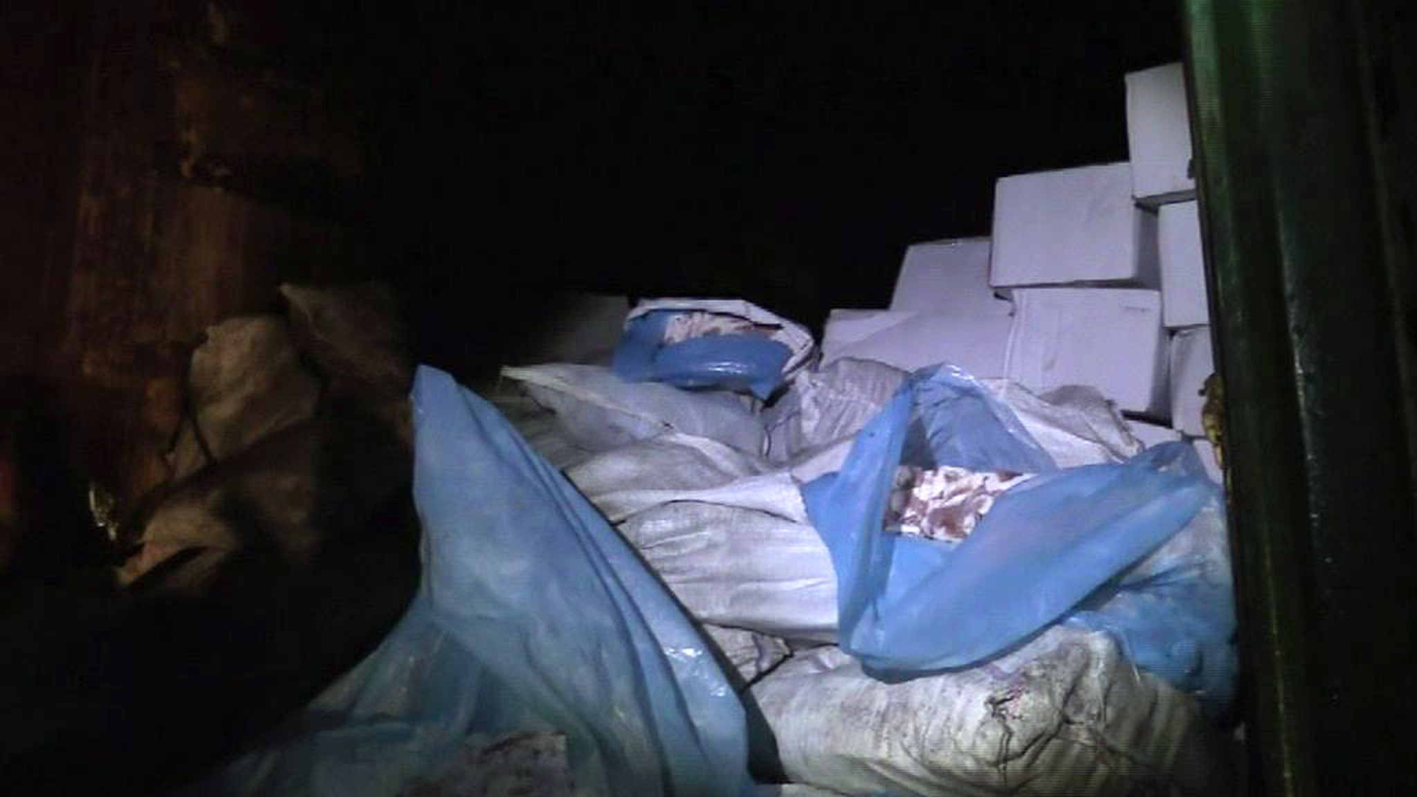 Российские пограничники задержали 20 тонн сала и орехов с Украины