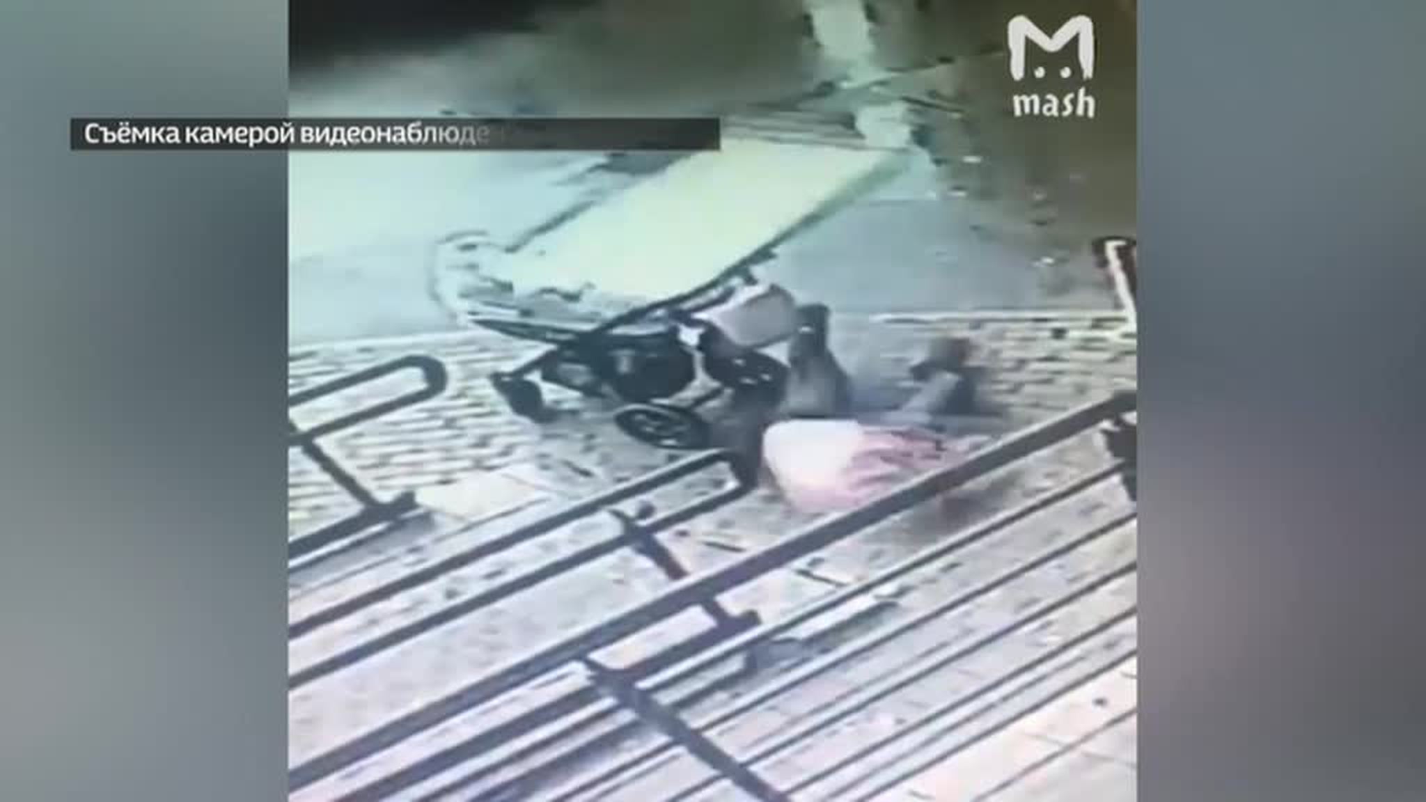 В Долгопрудном на женщину с коляской упала оконная рама
