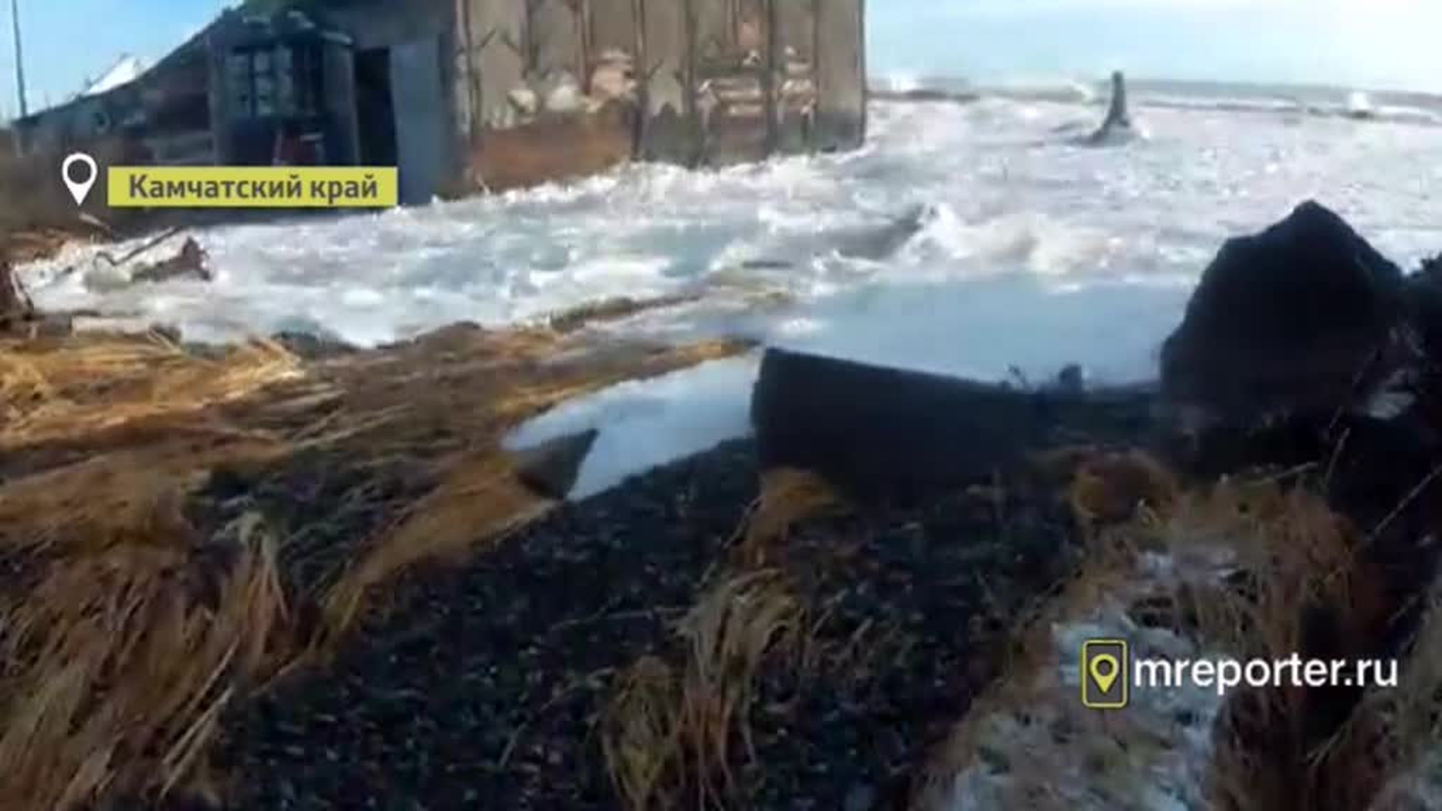 На Камчатке большая волна затапливает берег
