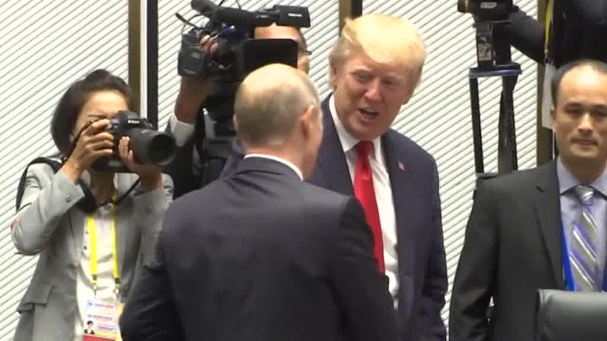 Путин и Трамп обменялись рукопожатием на первом рабочем заседании лидеров стран АТЭС