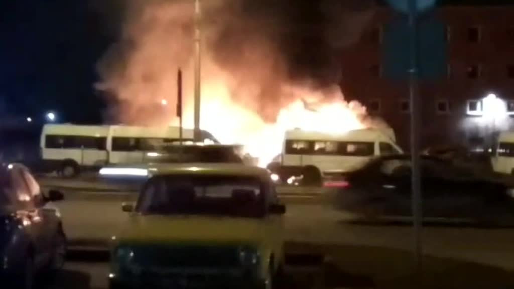 Ночью на одном из авторынков Петербурга сгорели 8 микроавтобусов