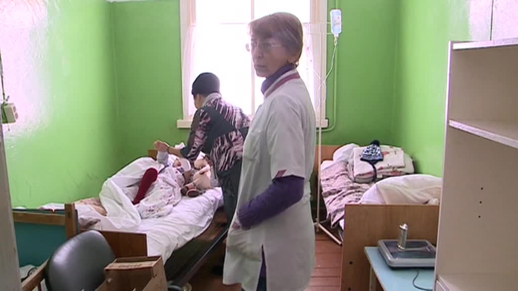 Состояние выжившей в крушении самолета девочки улучшается